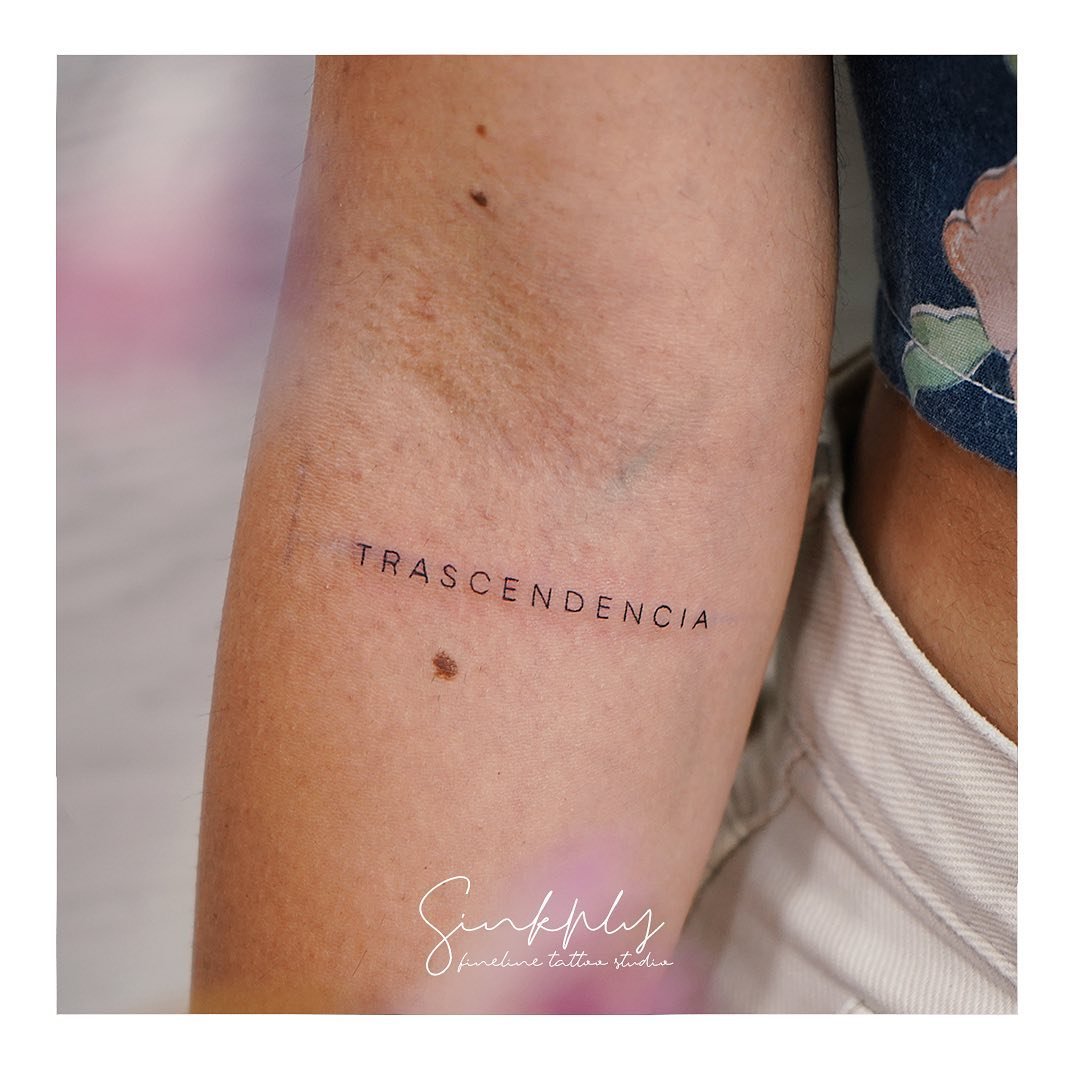 Tatuaje de frase en antebrazo, línea fina Sinkply Madrid
