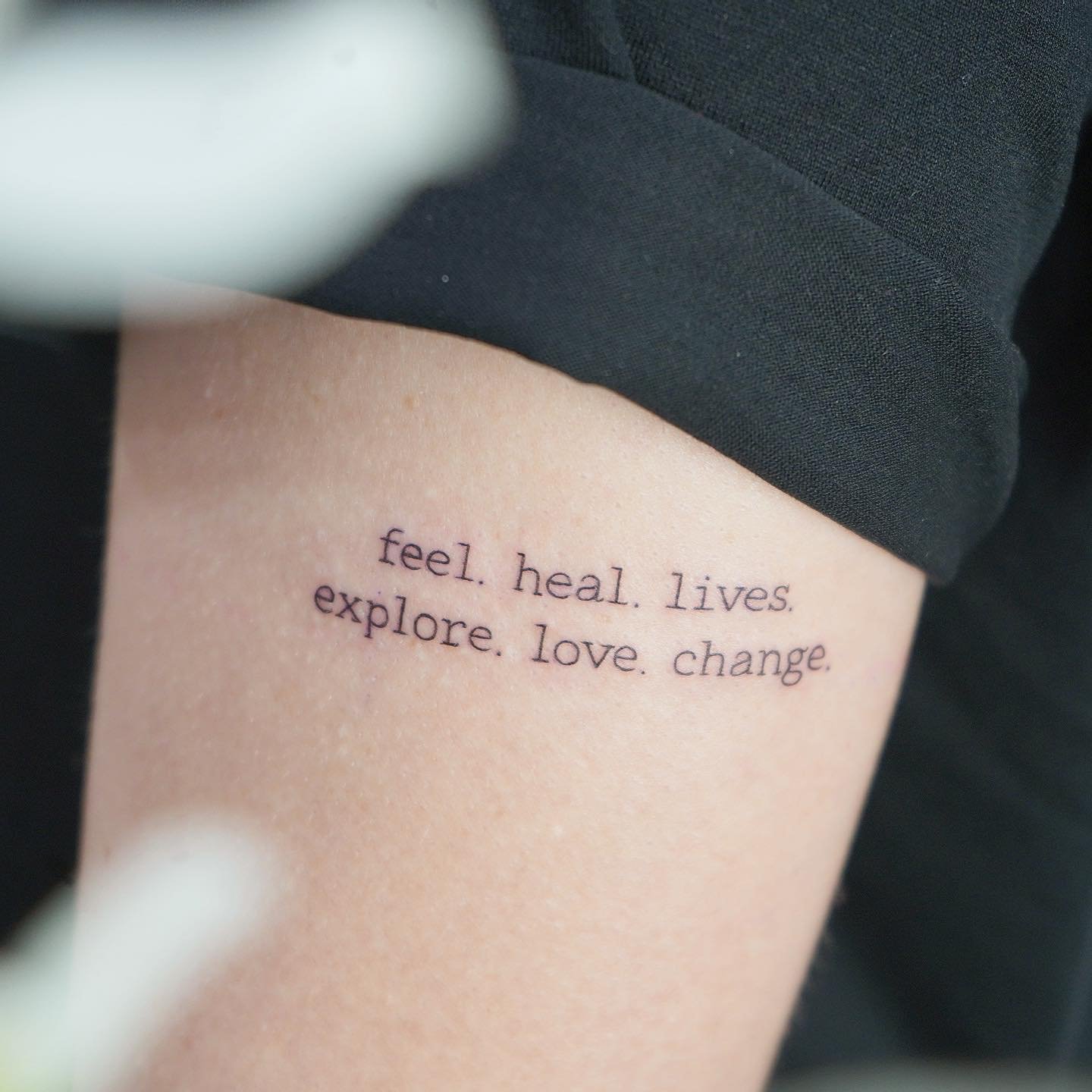 Tatuaje de frase en antebrazo, línea fina Sinkply Madrid