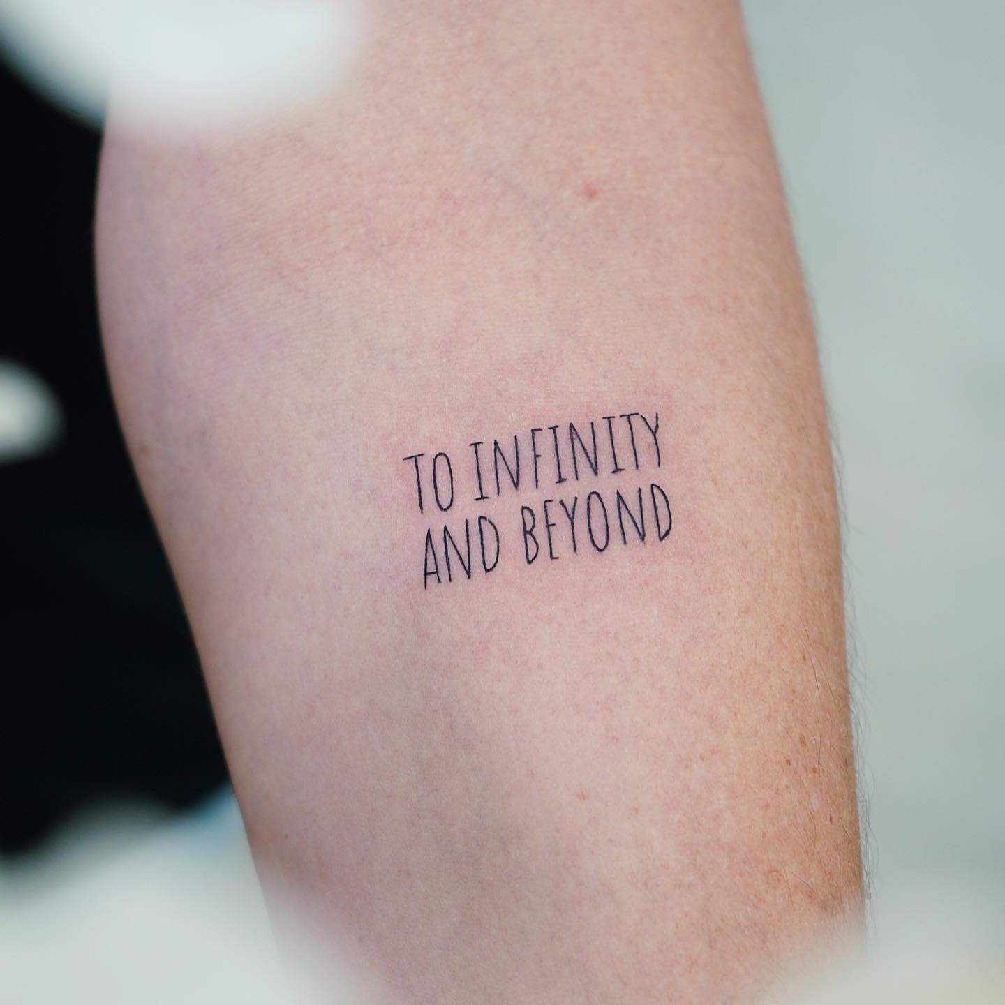 Tatuaje de frase en antebrazo, línea fina Sinkply Madrid