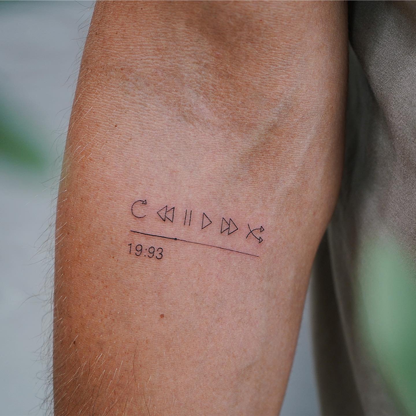 Tatuaje de frase en antebrazo, línea fina Sinkply Madrid