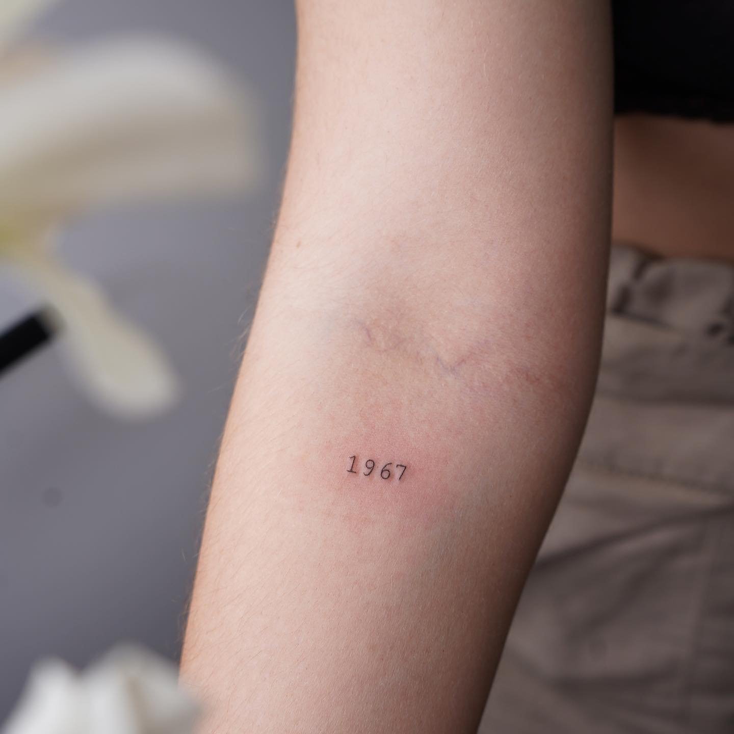 Tatuaje de frase en antebrazo, línea fina Sinkply Madrid
