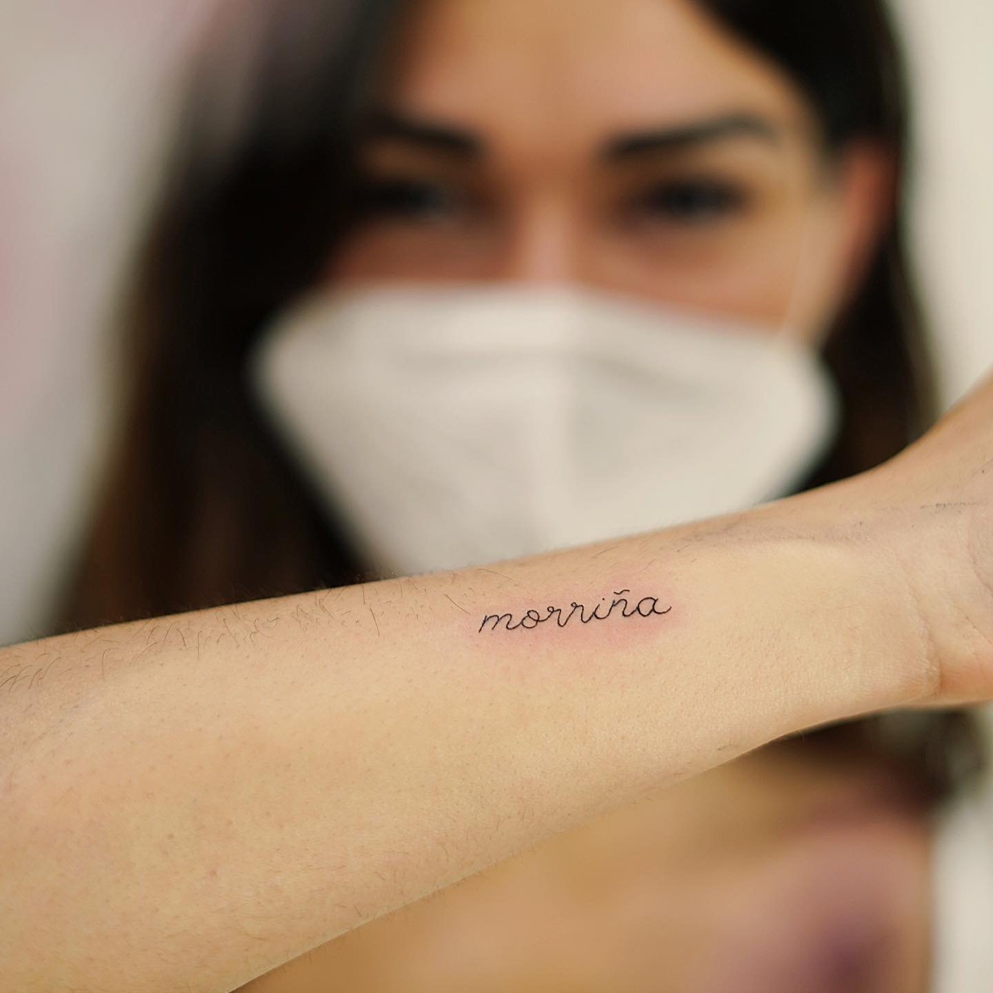 Tatuaje de frase en antebrazo, línea fina Sinkply Madrid