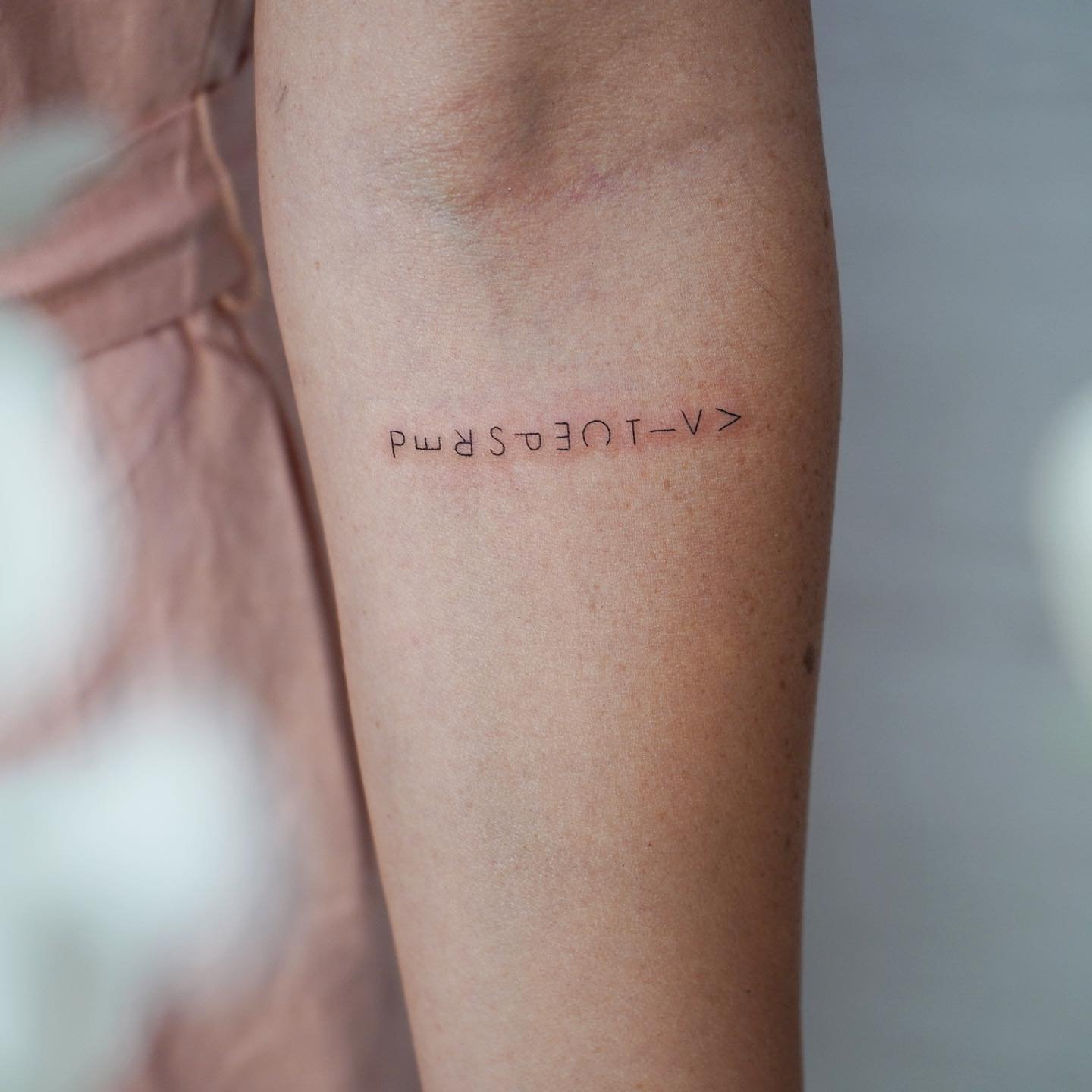 Tatuaje de frase en antebrazo, línea fina Sinkply Madrid