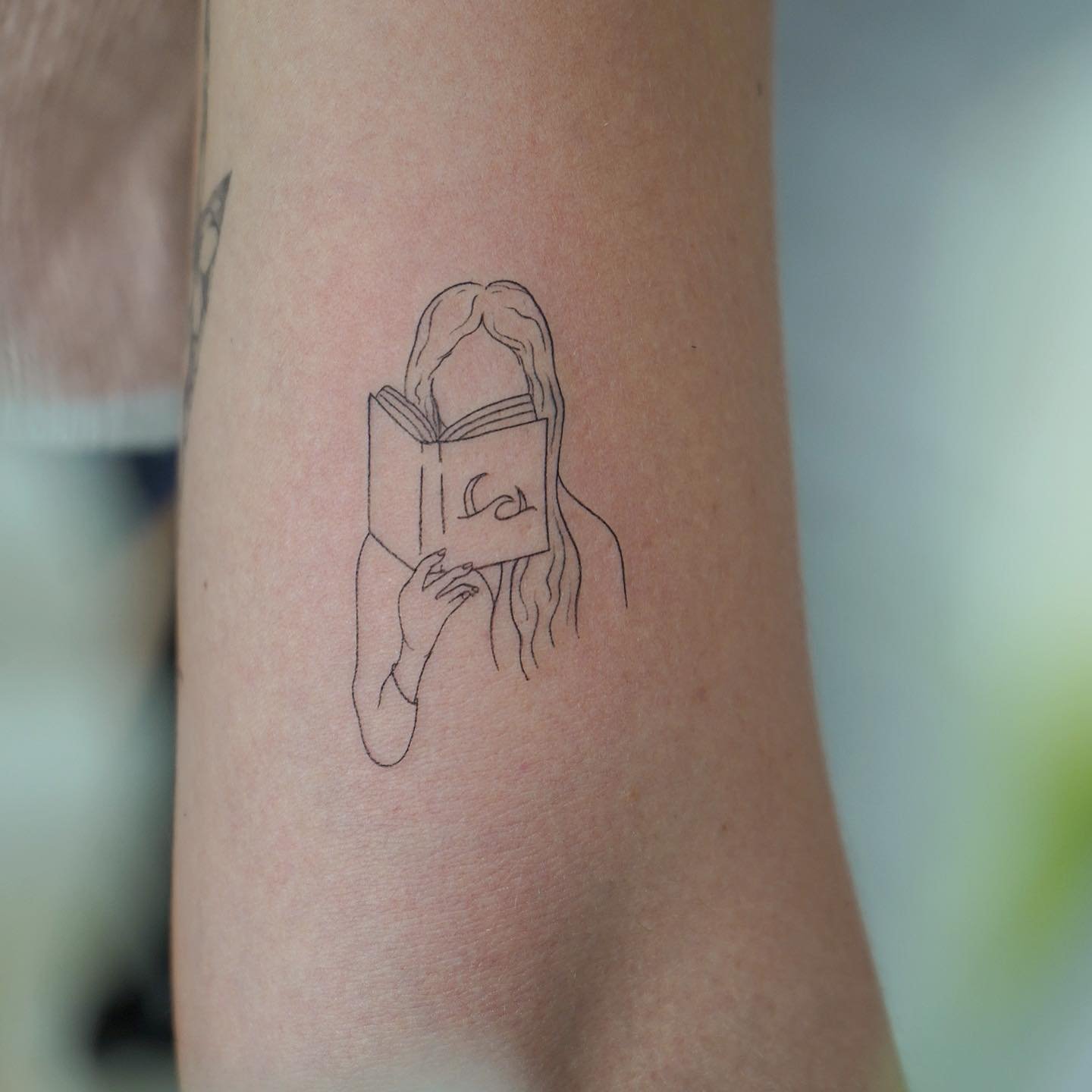 Tatuaje de frase en antebrazo, línea fina Sinkply Madrid