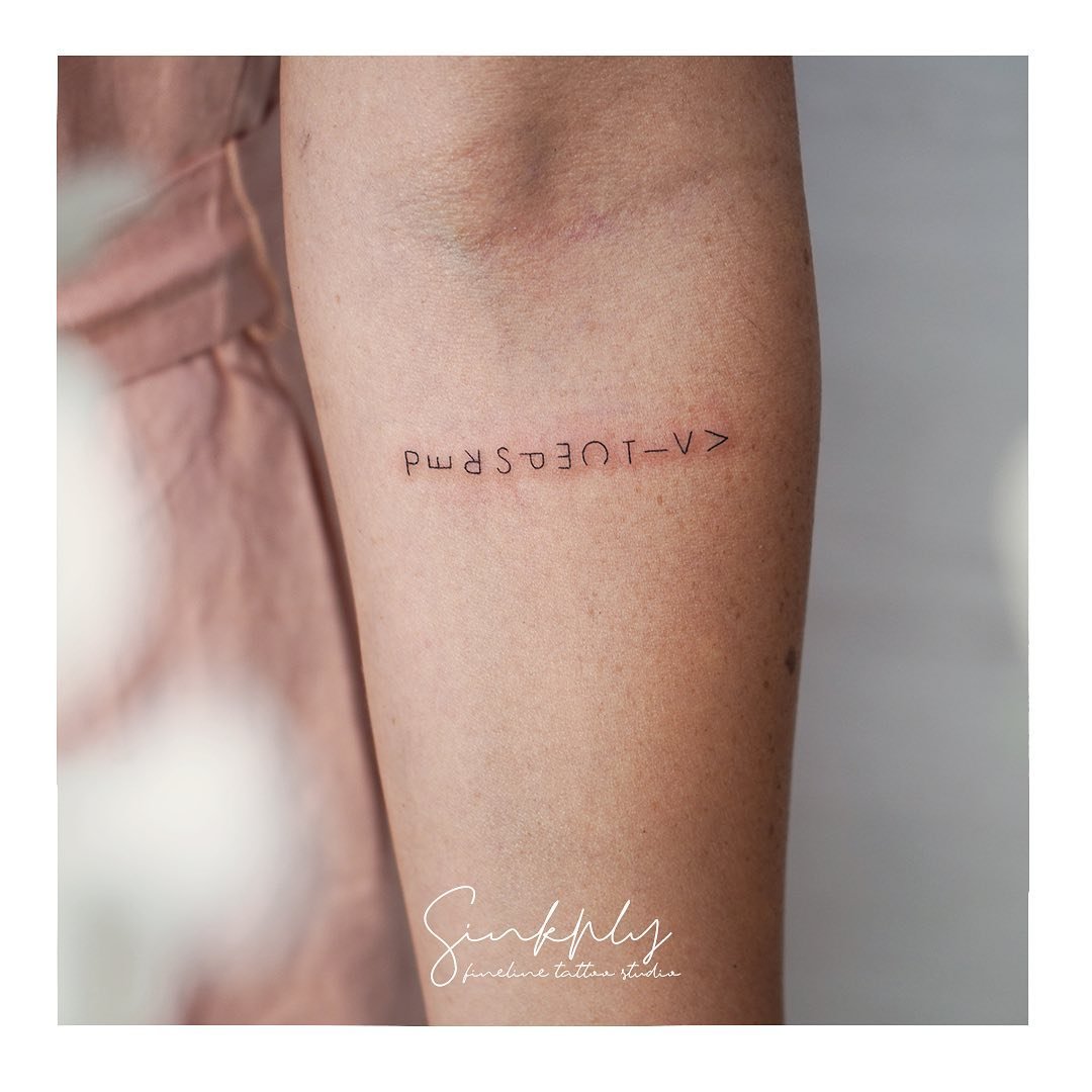 Tatuaje de frase en antebrazo, línea fina Sinkply Madrid