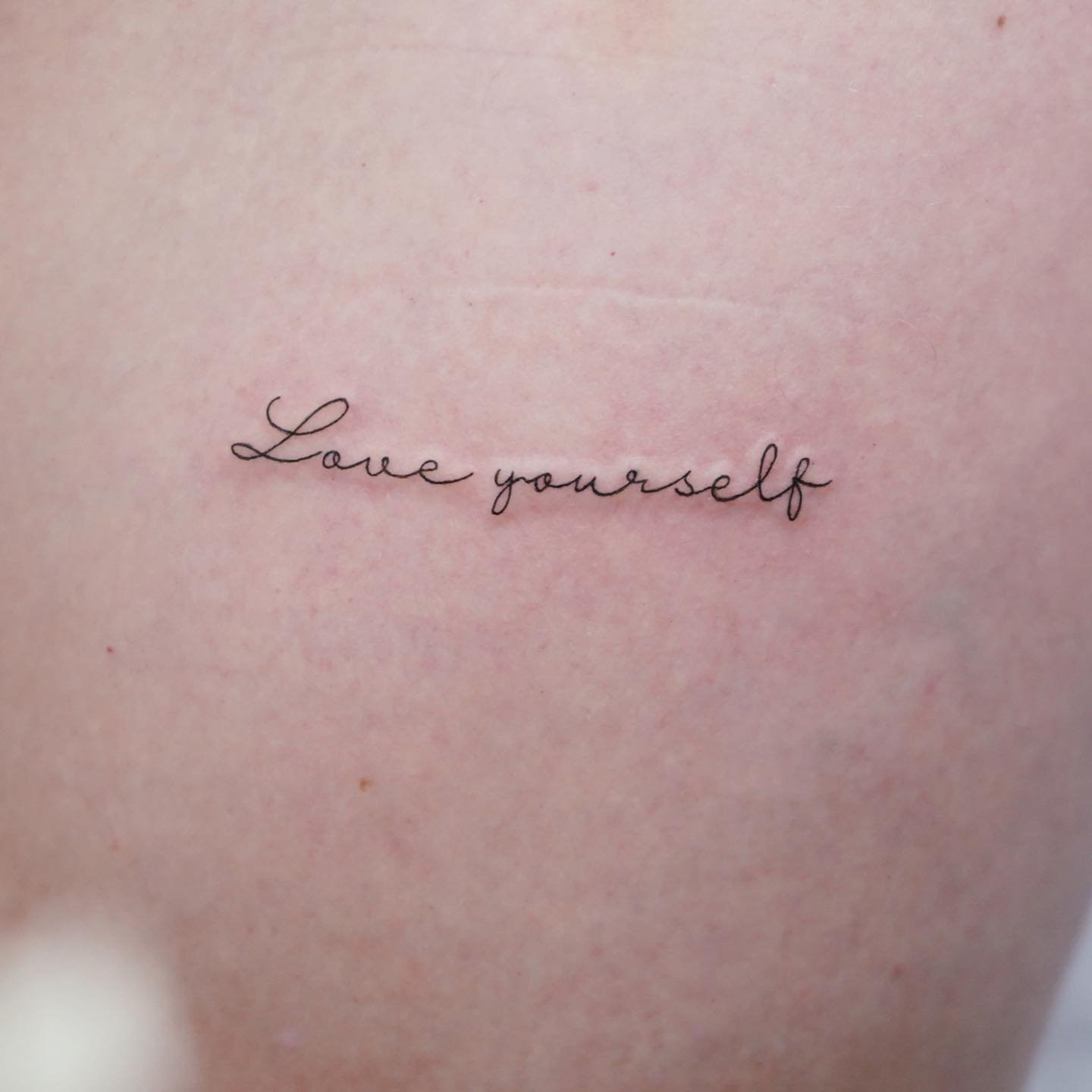 Tatuaje de frase en antebrazo, línea fina Sinkply Madrid
