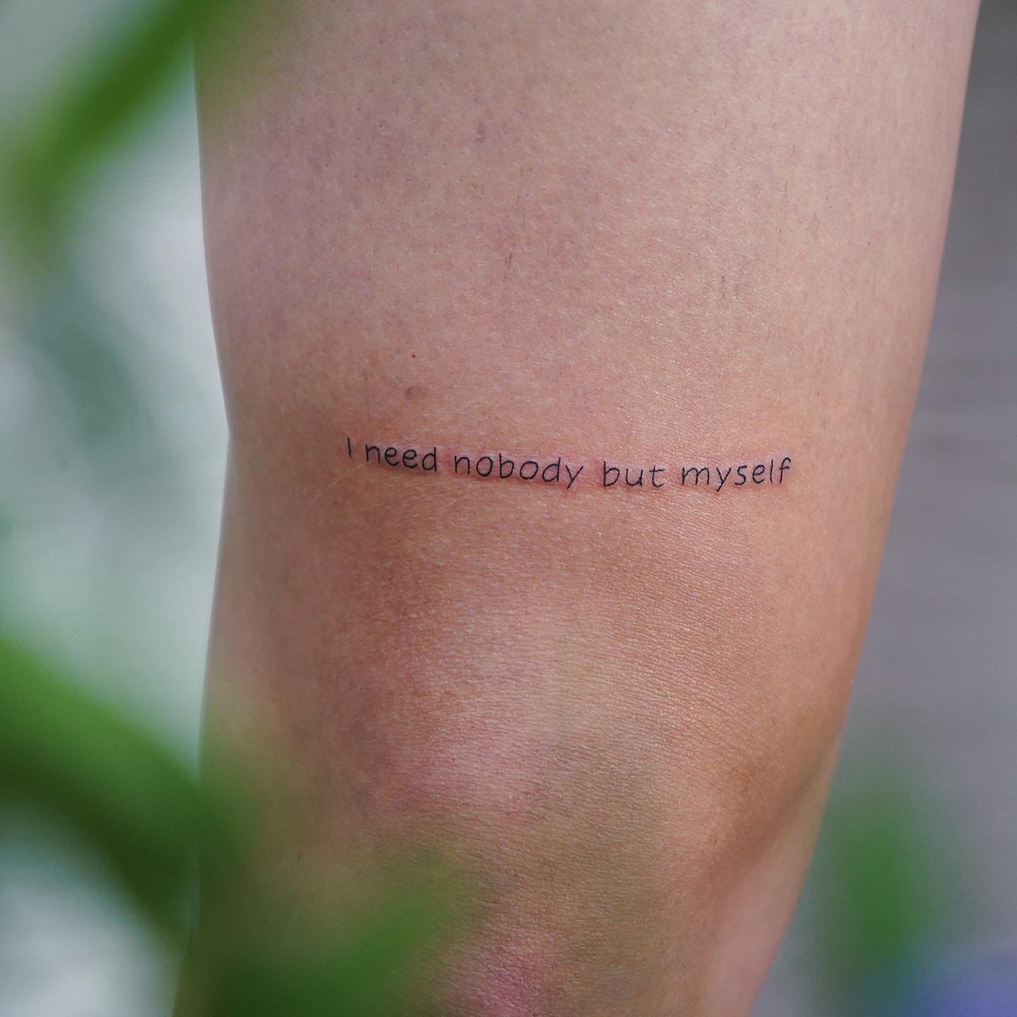 Tatuaje de frase en antebrazo, línea fina Sinkply Madrid