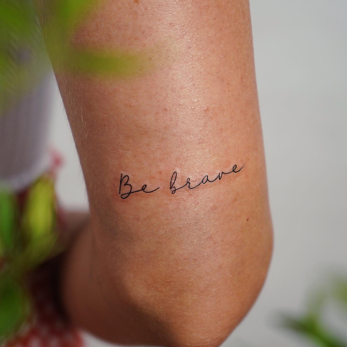 Tatuaje de frase en antebrazo, línea fina Sinkply Madrid
