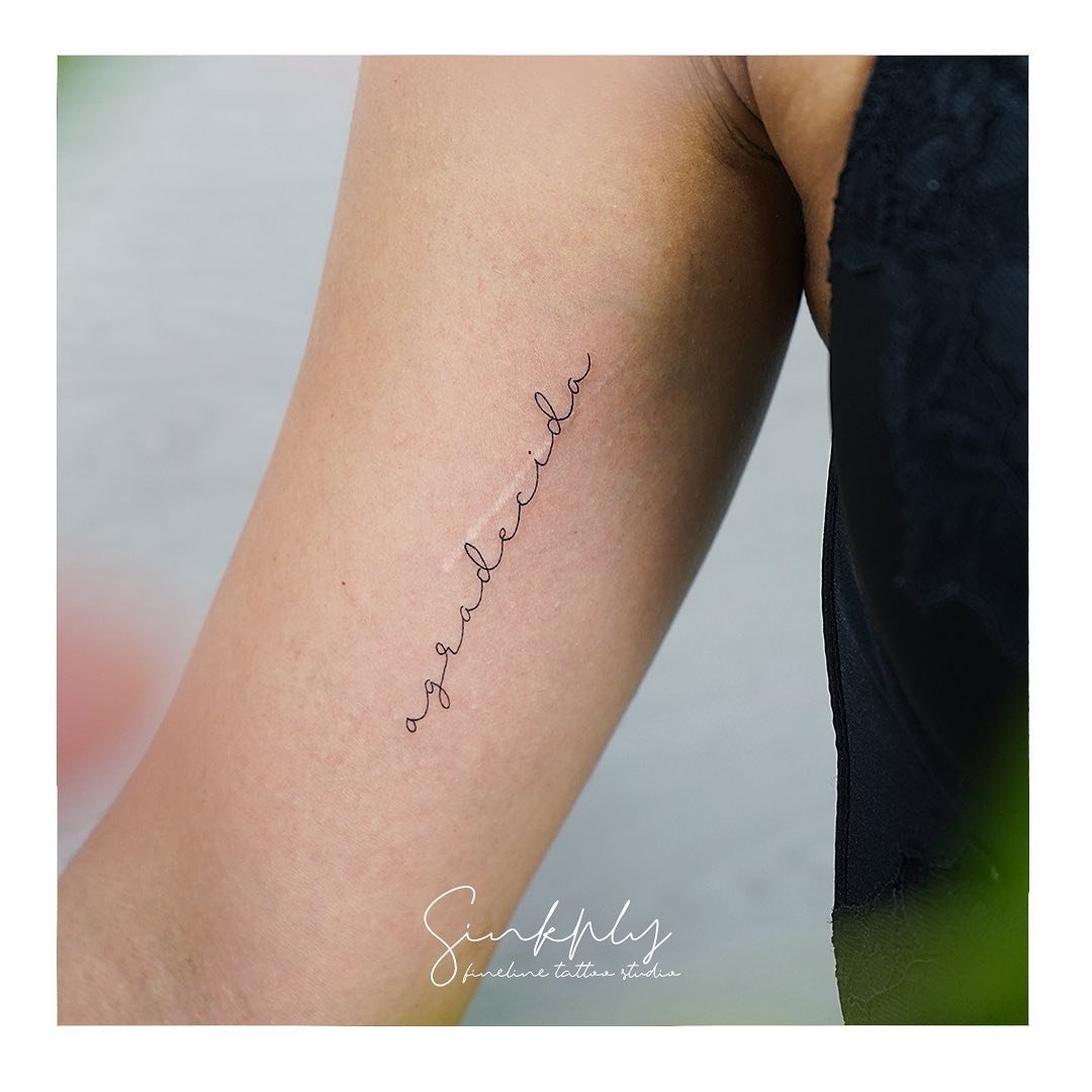 Tatuaje de frase en antebrazo, línea fina Sinkply Madrid