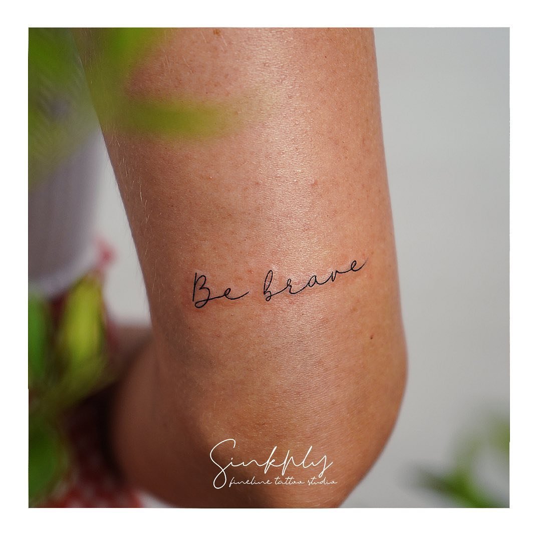Tatuaje de frase en antebrazo, línea fina Sinkply Madrid