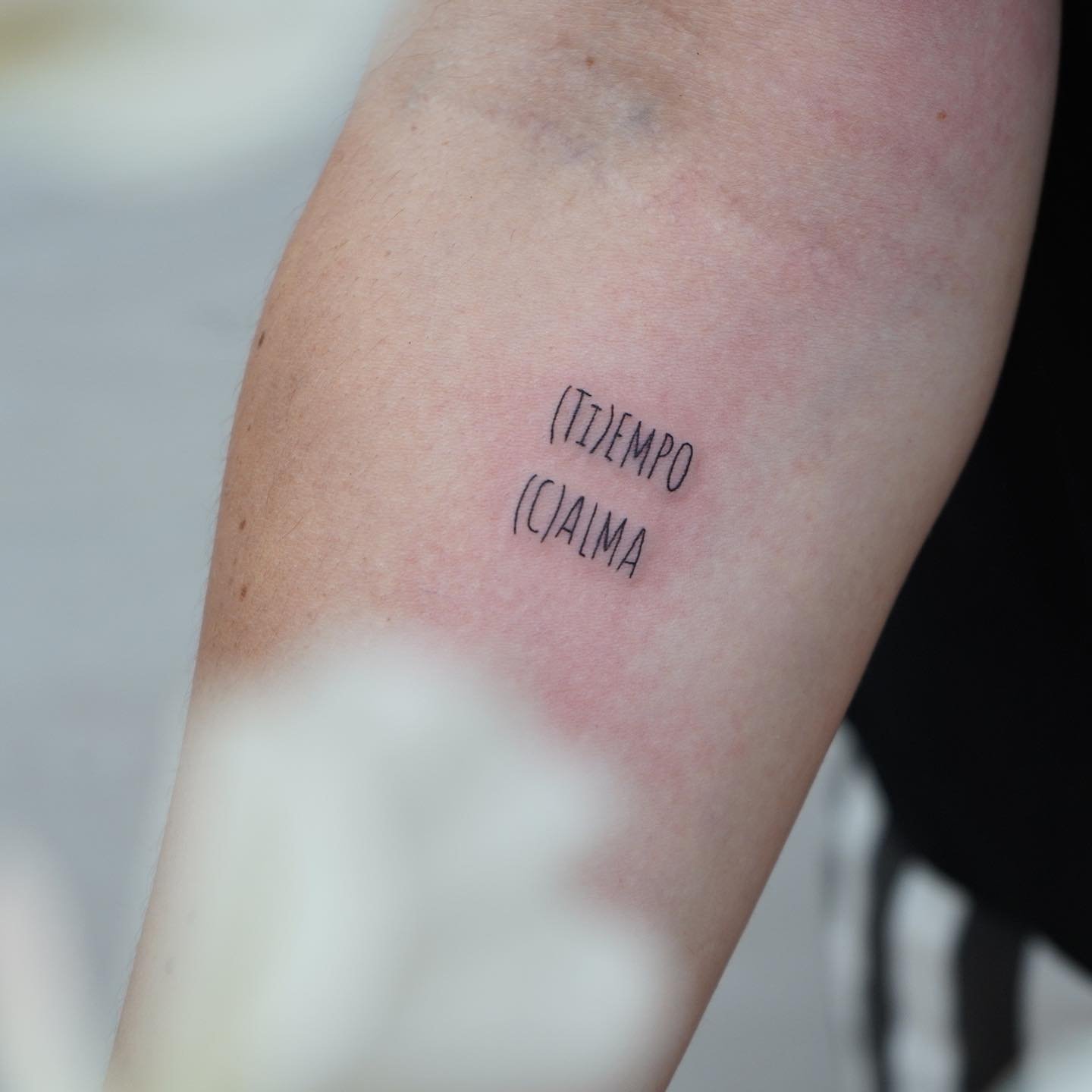 Tatuaje de frase en antebrazo, línea fina Sinkply Madrid