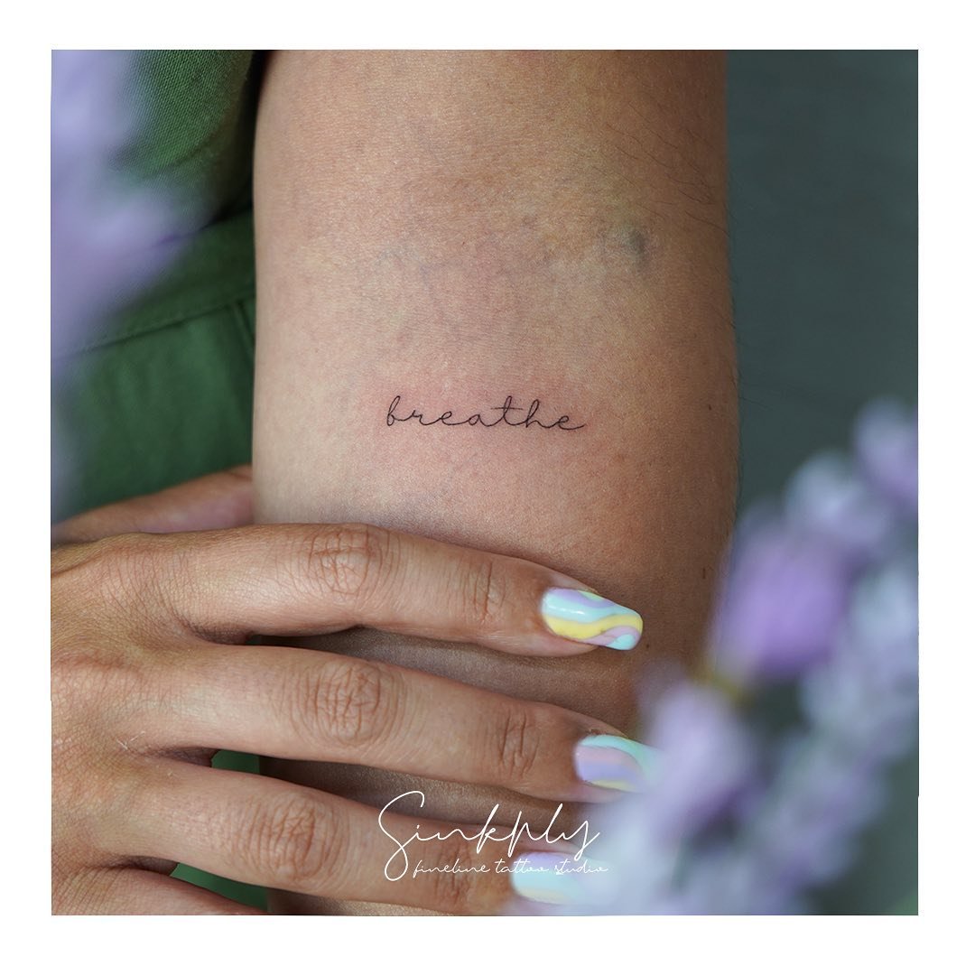 Tatuaje de frase en antebrazo, línea fina Sinkply Madrid