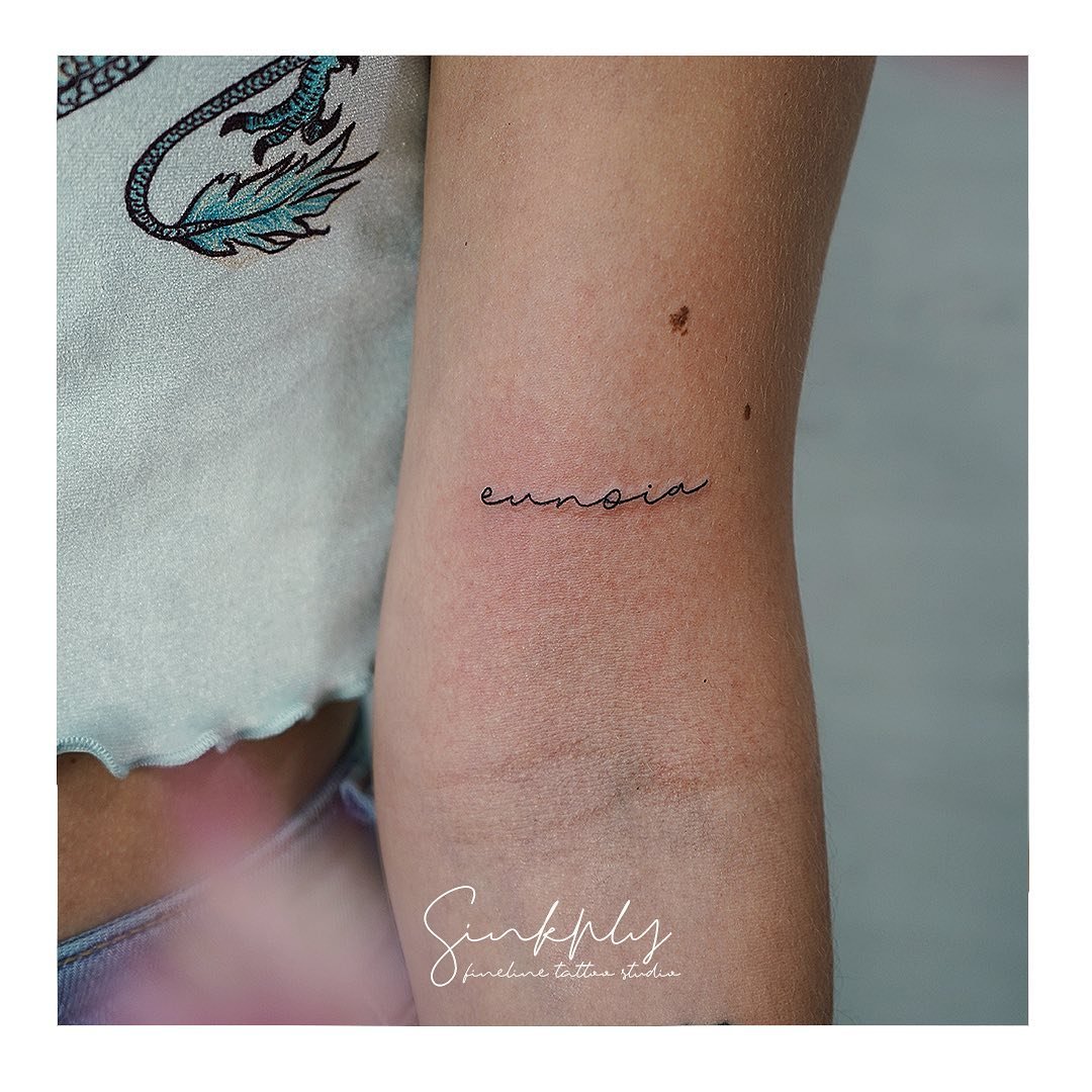 Tatuaje de frase en antebrazo, línea fina Sinkply Madrid