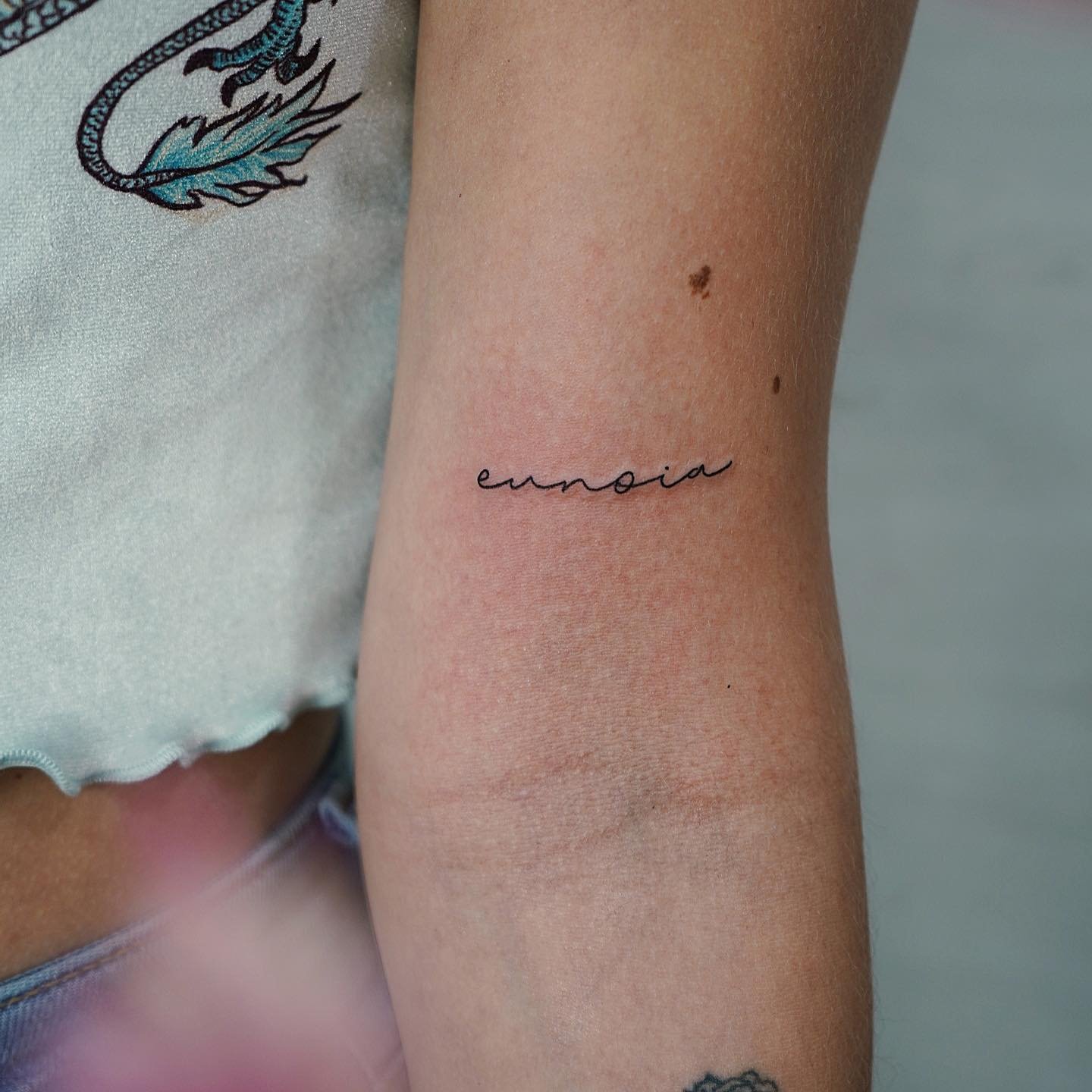 Tatuaje de frase en antebrazo, línea fina Sinkply Madrid