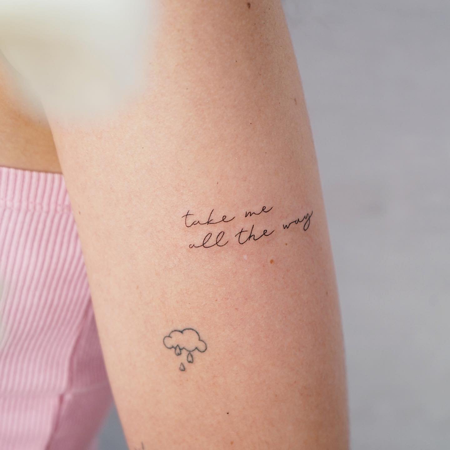 Tatuaje de frase en antebrazo, línea fina Sinkply Madrid