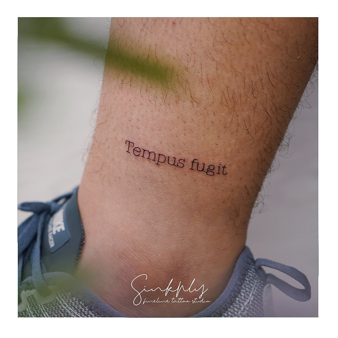 Tatuaje de frase en antebrazo, línea fina Sinkply Madrid