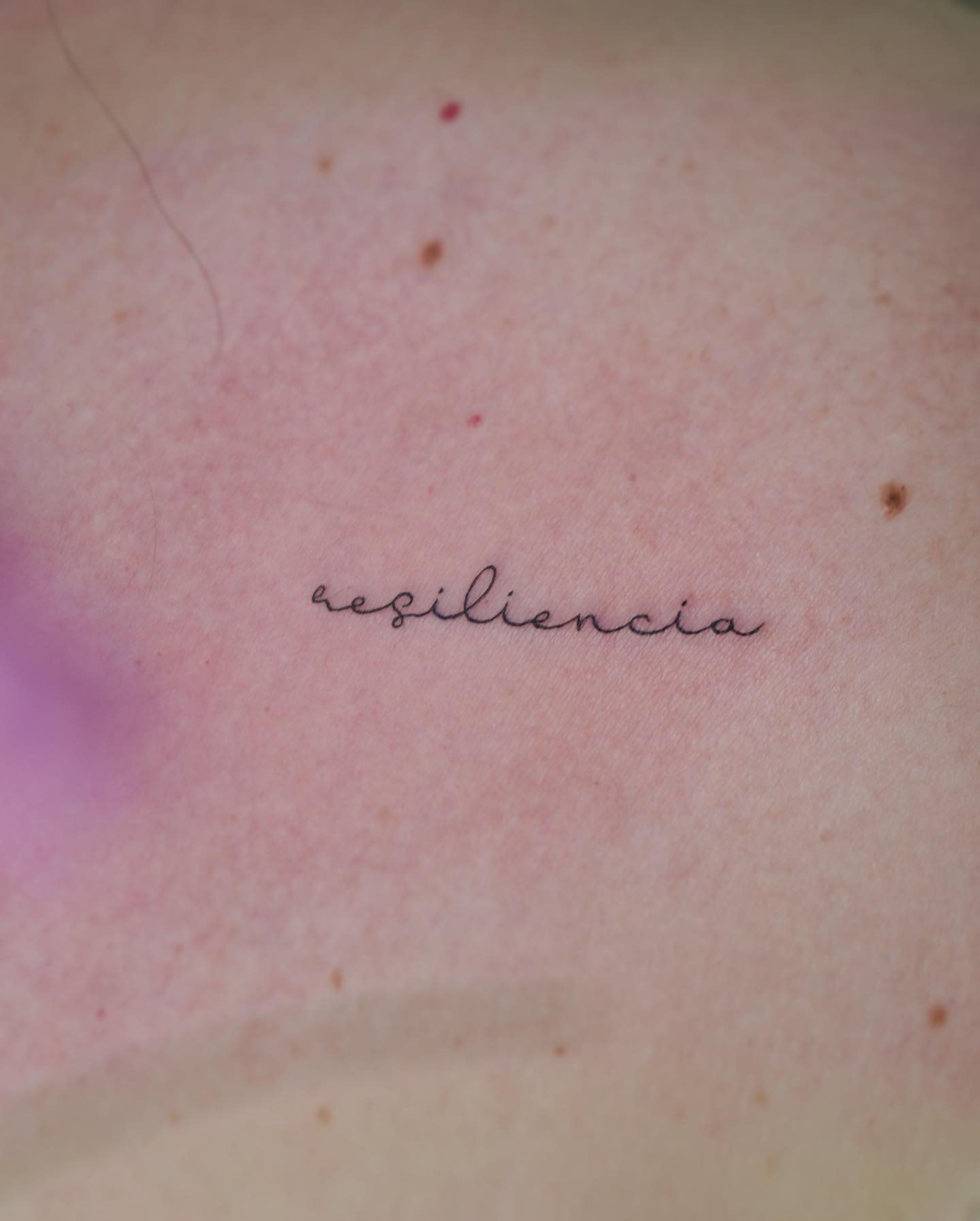 Tatuaje de frase en antebrazo, línea fina Sinkply Madrid