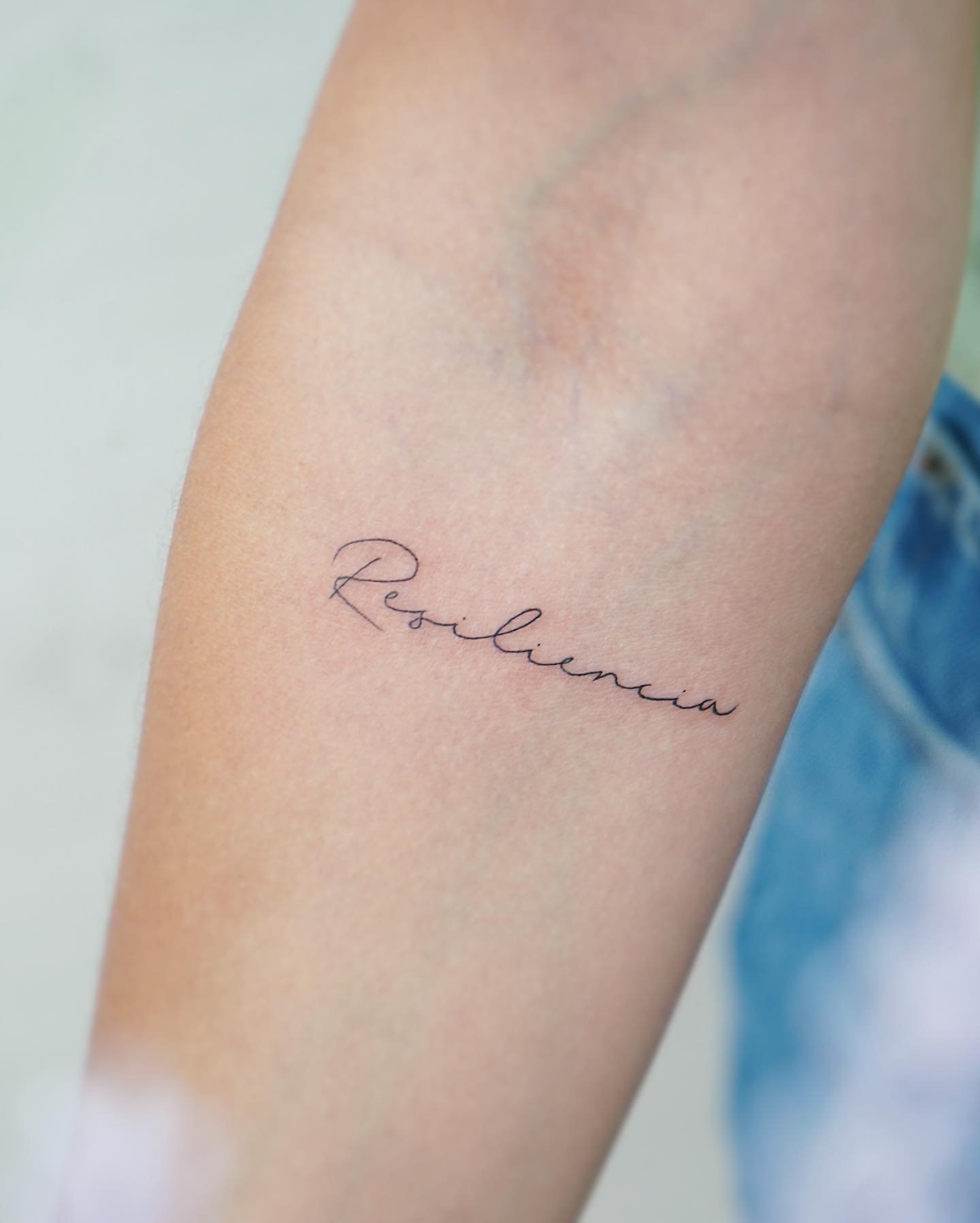 Tatuaje de frase en antebrazo, línea fina Sinkply Madrid