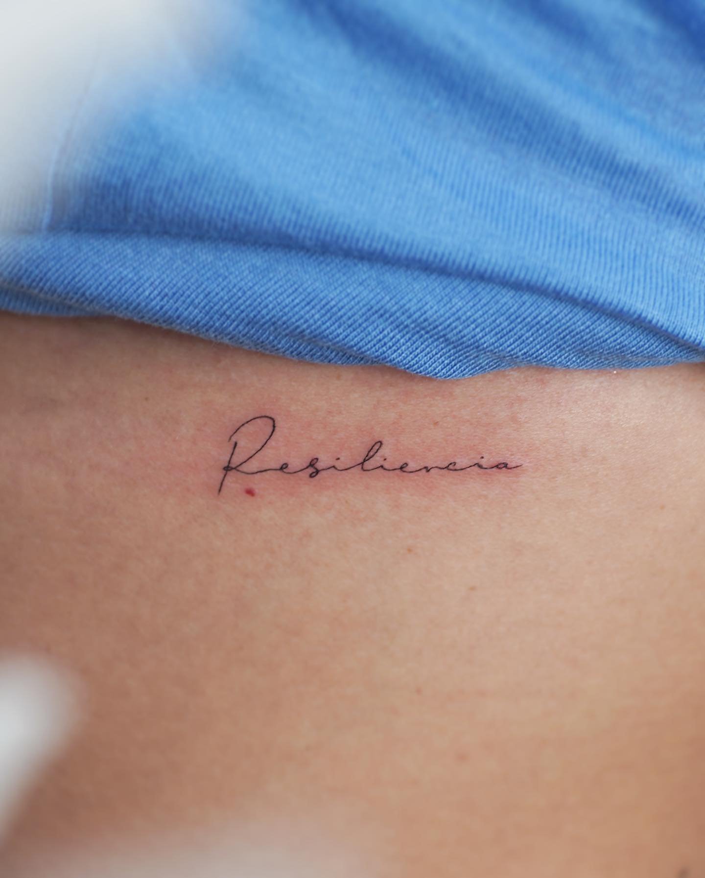 Tatuaje de frase en antebrazo, línea fina Sinkply Madrid