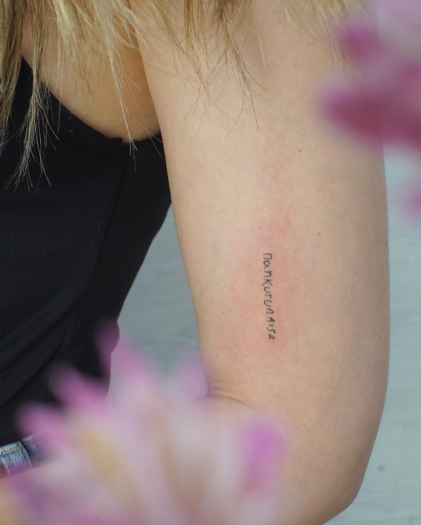 Tatuaje de frase en antebrazo, línea fina Sinkply Madrid