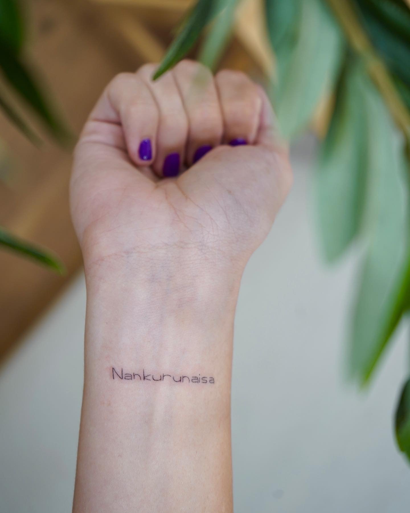 Tatuaje de frase en antebrazo, línea fina Sinkply Madrid