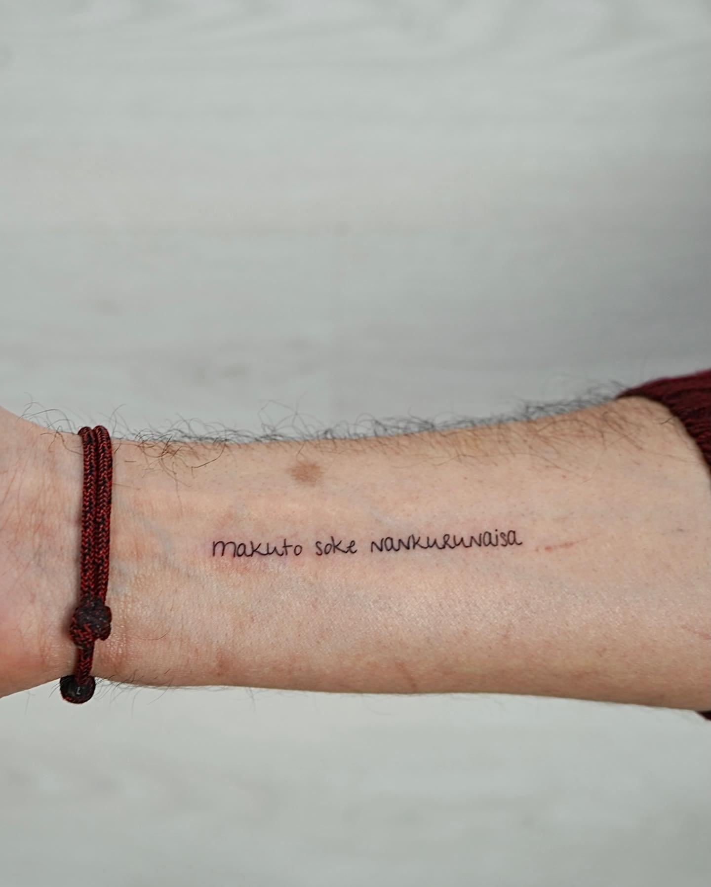 Tatuaje de frase en antebrazo, línea fina Sinkply Madrid