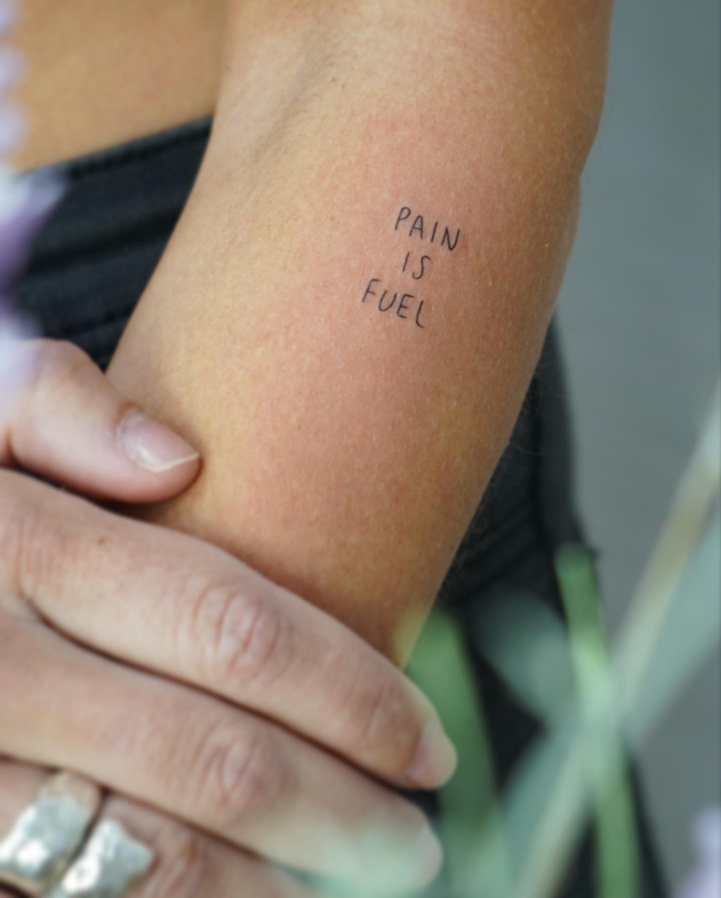 Tatuaje de frase en antebrazo, línea fina Sinkply Madrid