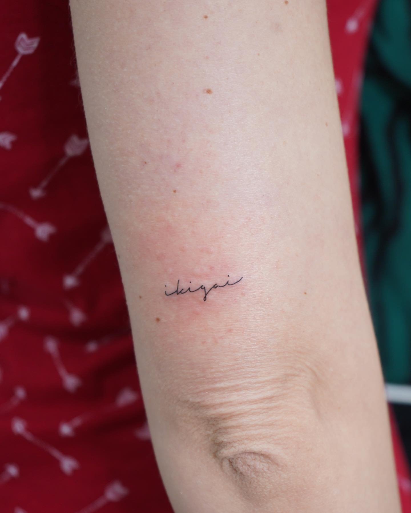 Tatuaje de frase en antebrazo, línea fina Sinkply Madrid