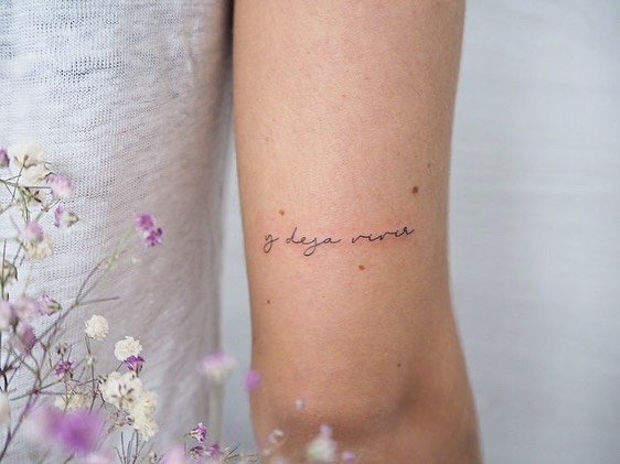 Tatuaje de frase en antebrazo, línea fina Sinkply Madrid