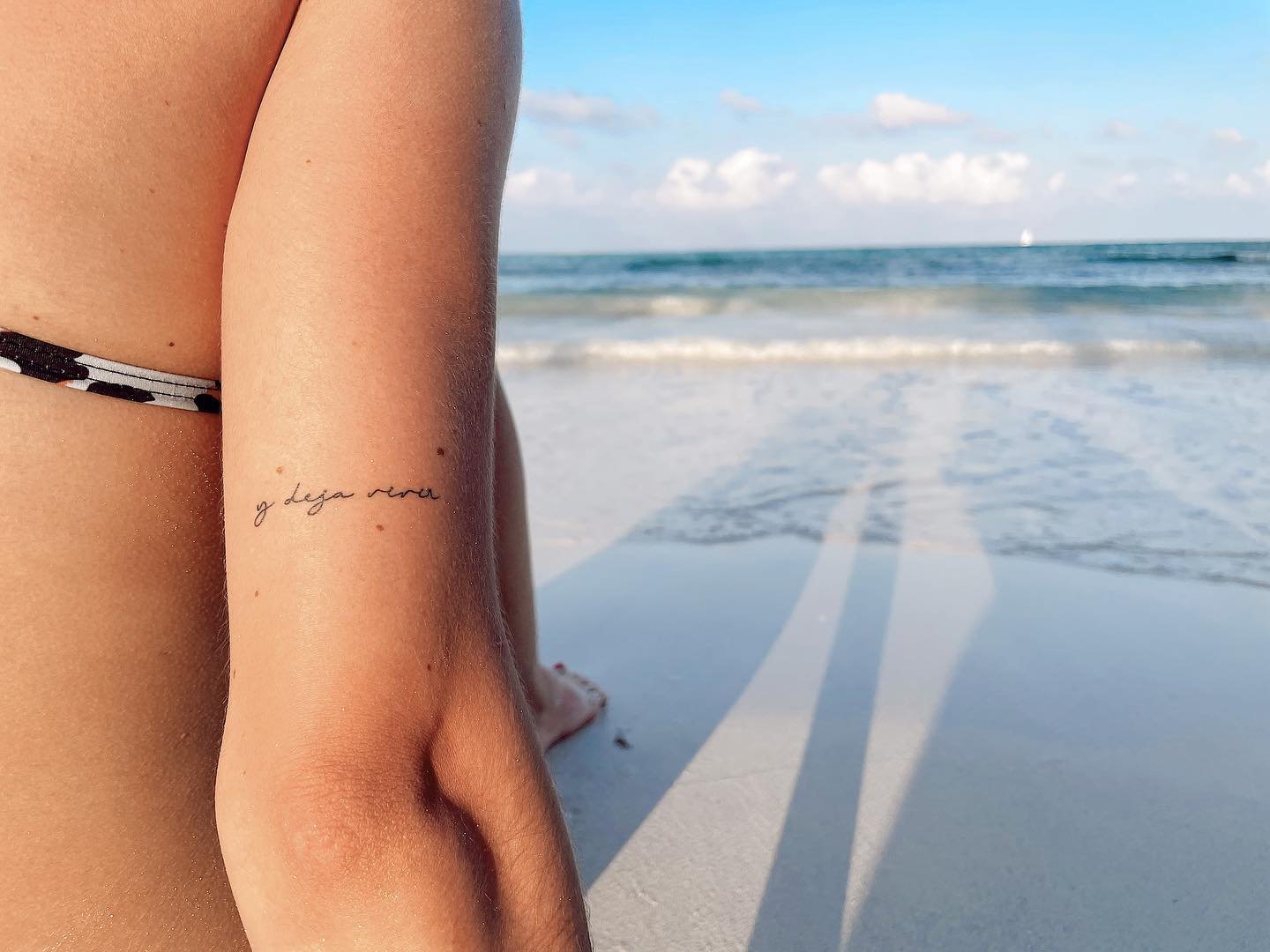 Tatuaje de frase en antebrazo, línea fina Sinkply Madrid