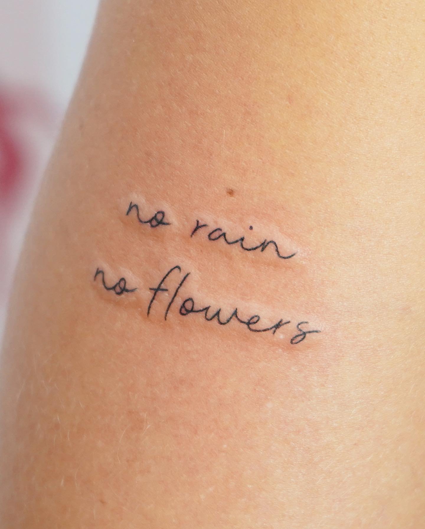 Tatuaje de frase en antebrazo, línea fina Sinkply Madrid