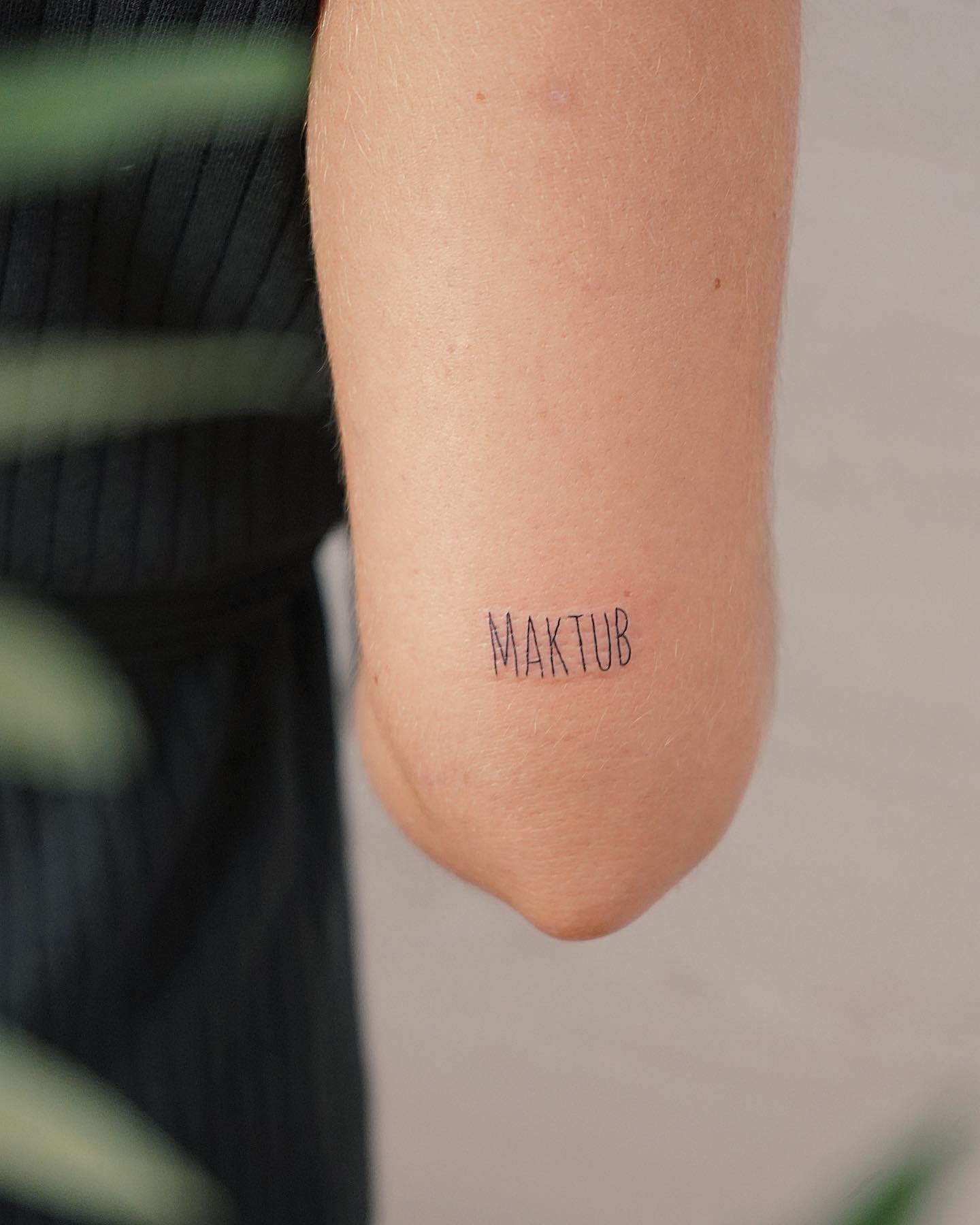 Tatuaje de frase en antebrazo, línea fina Sinkply Madrid