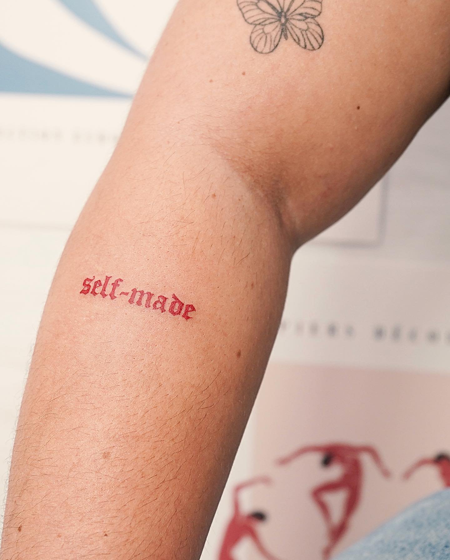 Tatuaje de frase en antebrazo, línea fina Sinkply Madrid