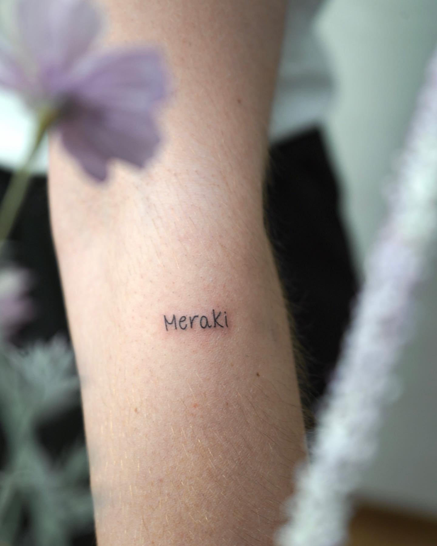 Tatuaje de frase en antebrazo, línea fina Sinkply Madrid