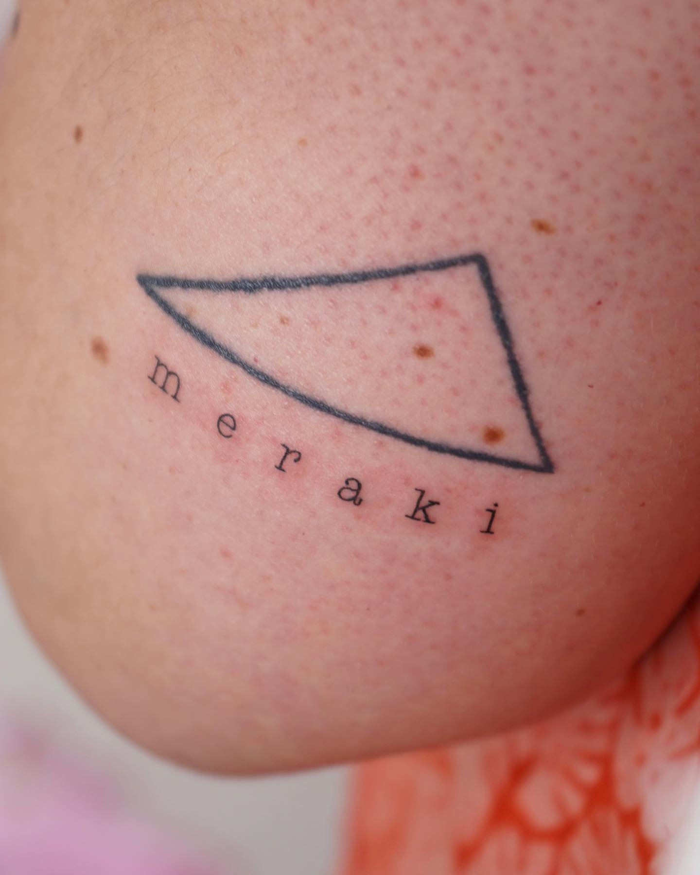 Tatuaje de frase en antebrazo, línea fina Sinkply Madrid