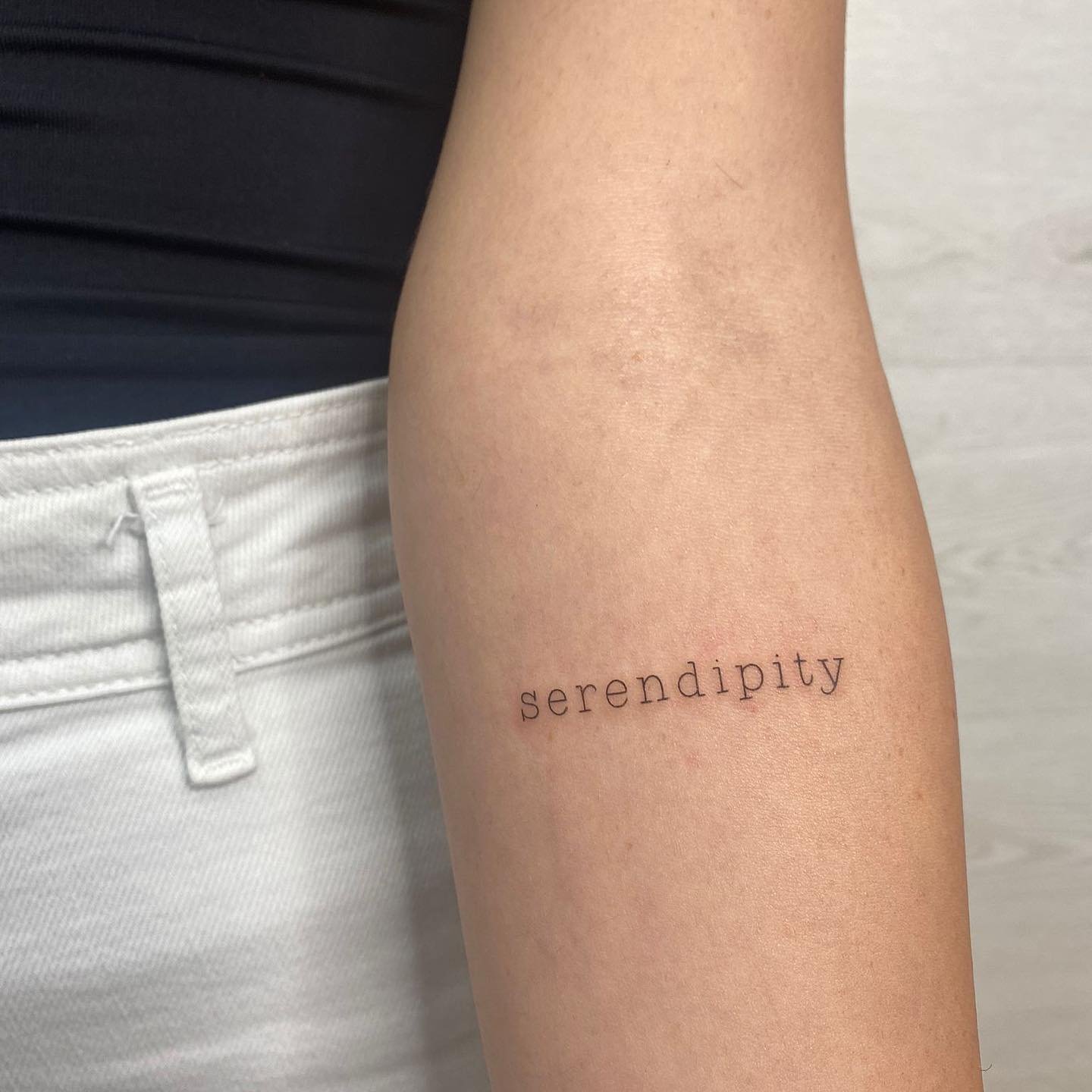 Tatuaje de frase en antebrazo, línea fina Sinkply Madrid