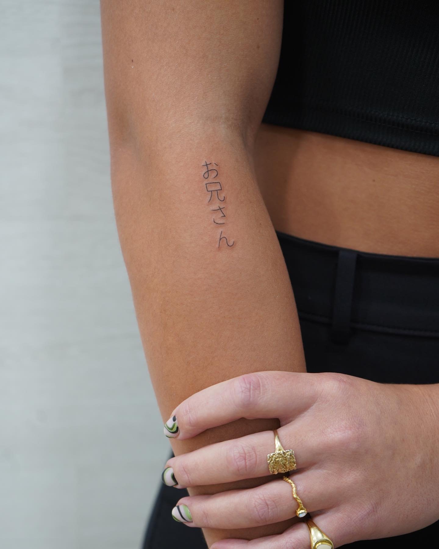 Tatuaje de frase en antebrazo, línea fina Sinkply Madrid