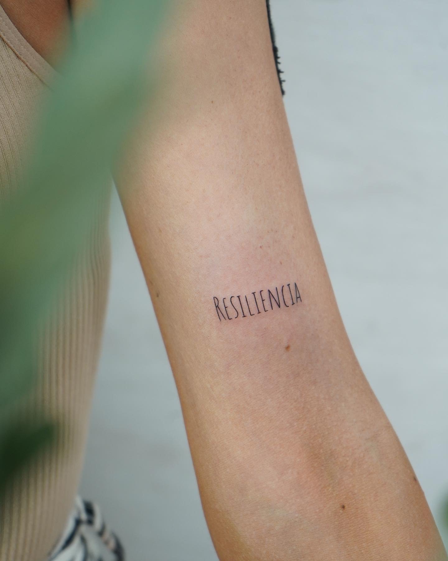 Tatuaje de frase en antebrazo, línea fina Sinkply Madrid