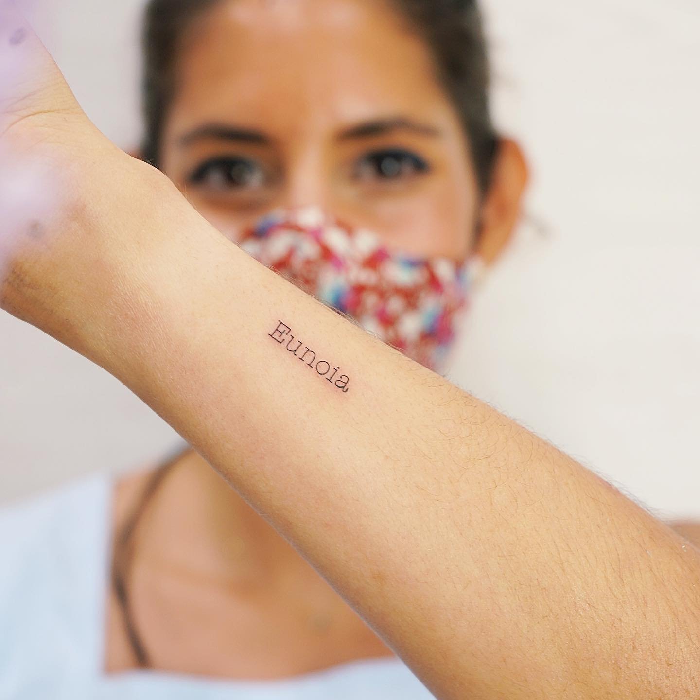 Tatuaje de frase en antebrazo, línea fina Sinkply Madrid