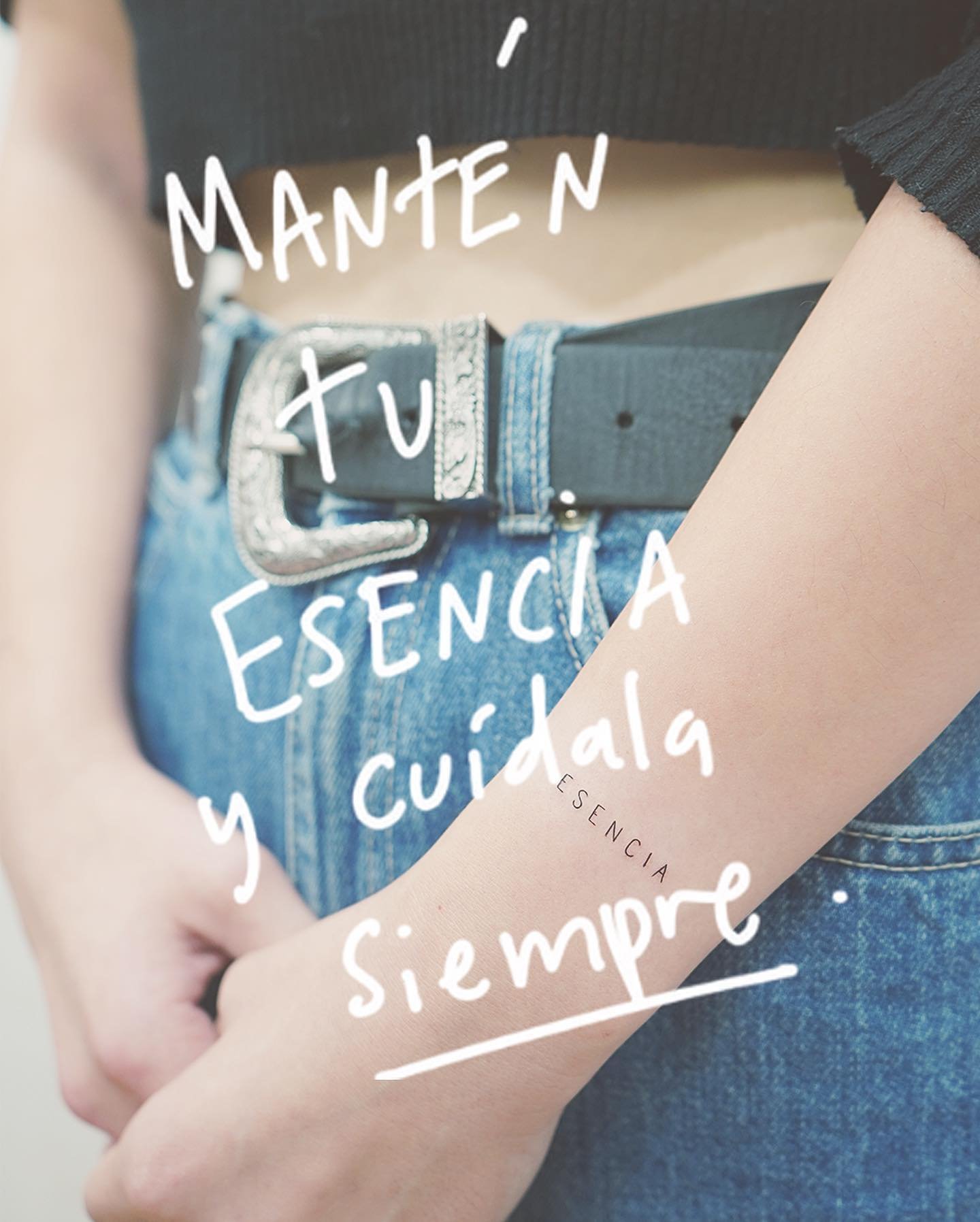 Tatuaje de frase en antebrazo, línea fina Sinkply Madrid