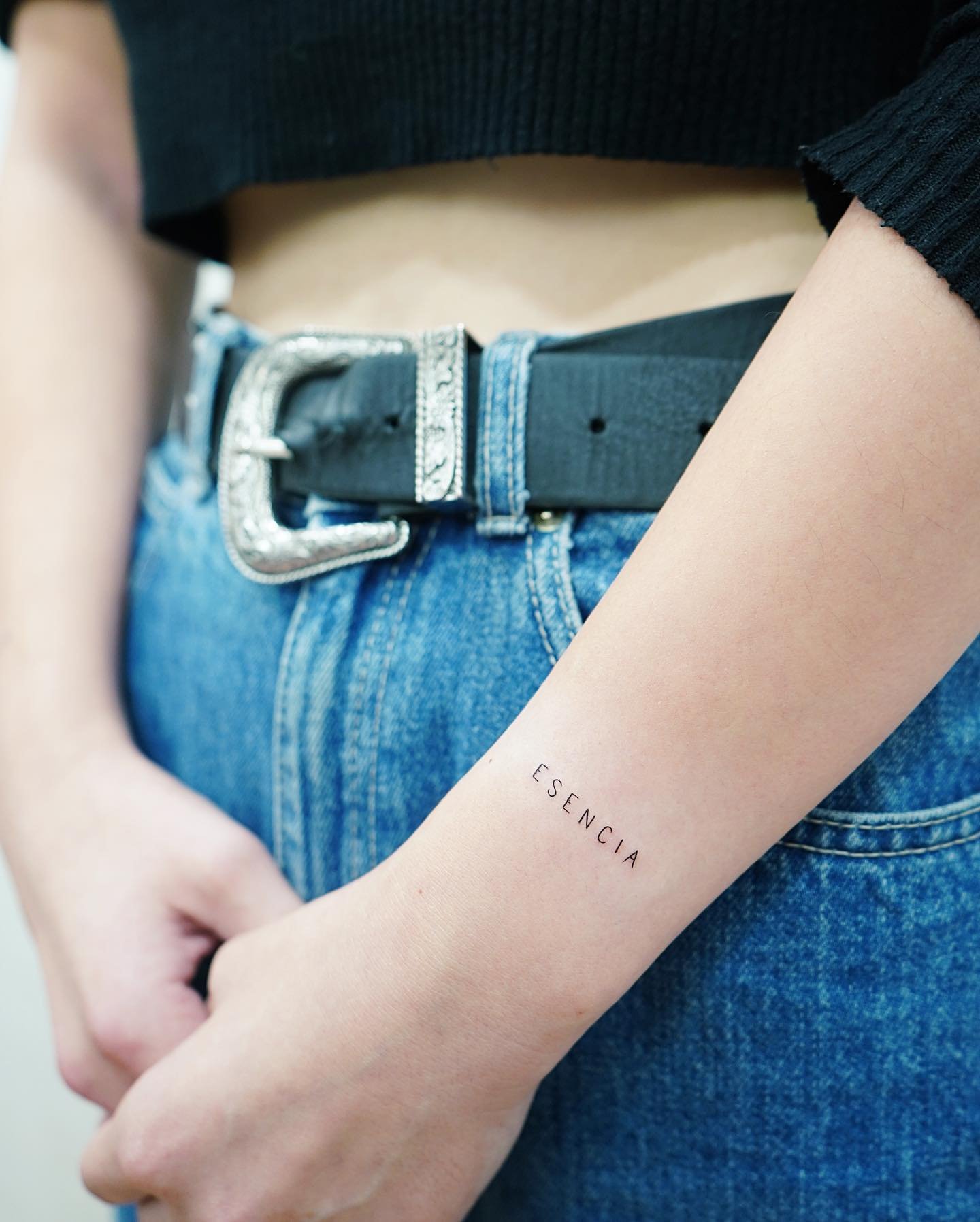Tatuaje de frase en antebrazo, línea fina Sinkply Madrid