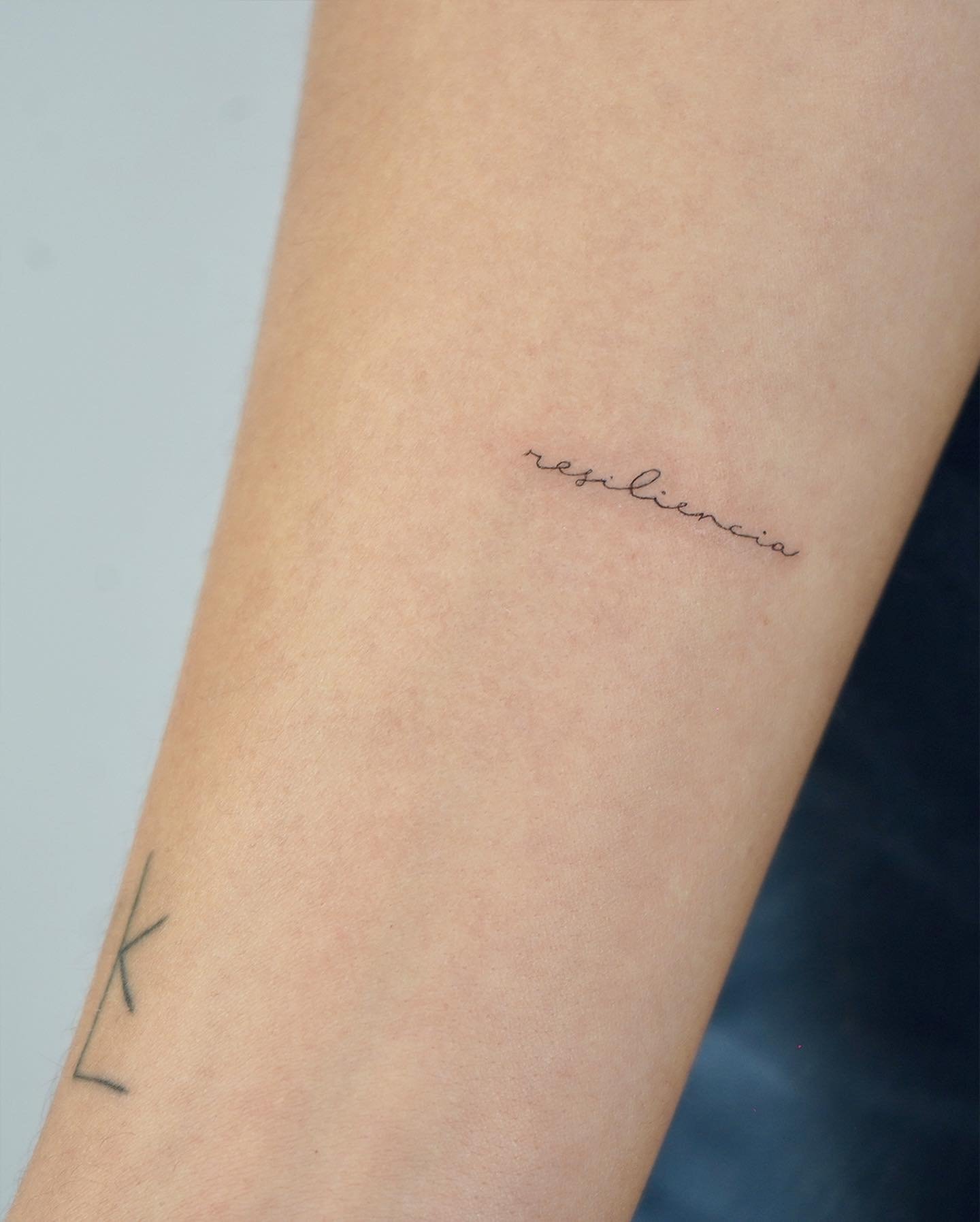 Tatuaje de frase en antebrazo, línea fina Sinkply Madrid