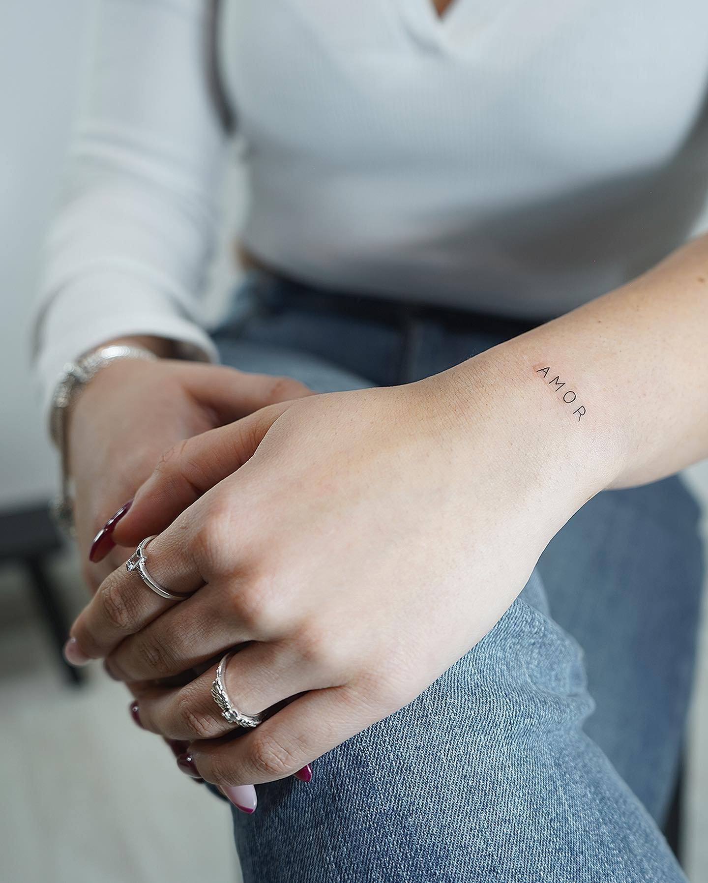Tatuaje de frase en antebrazo, línea fina Sinkply Madrid