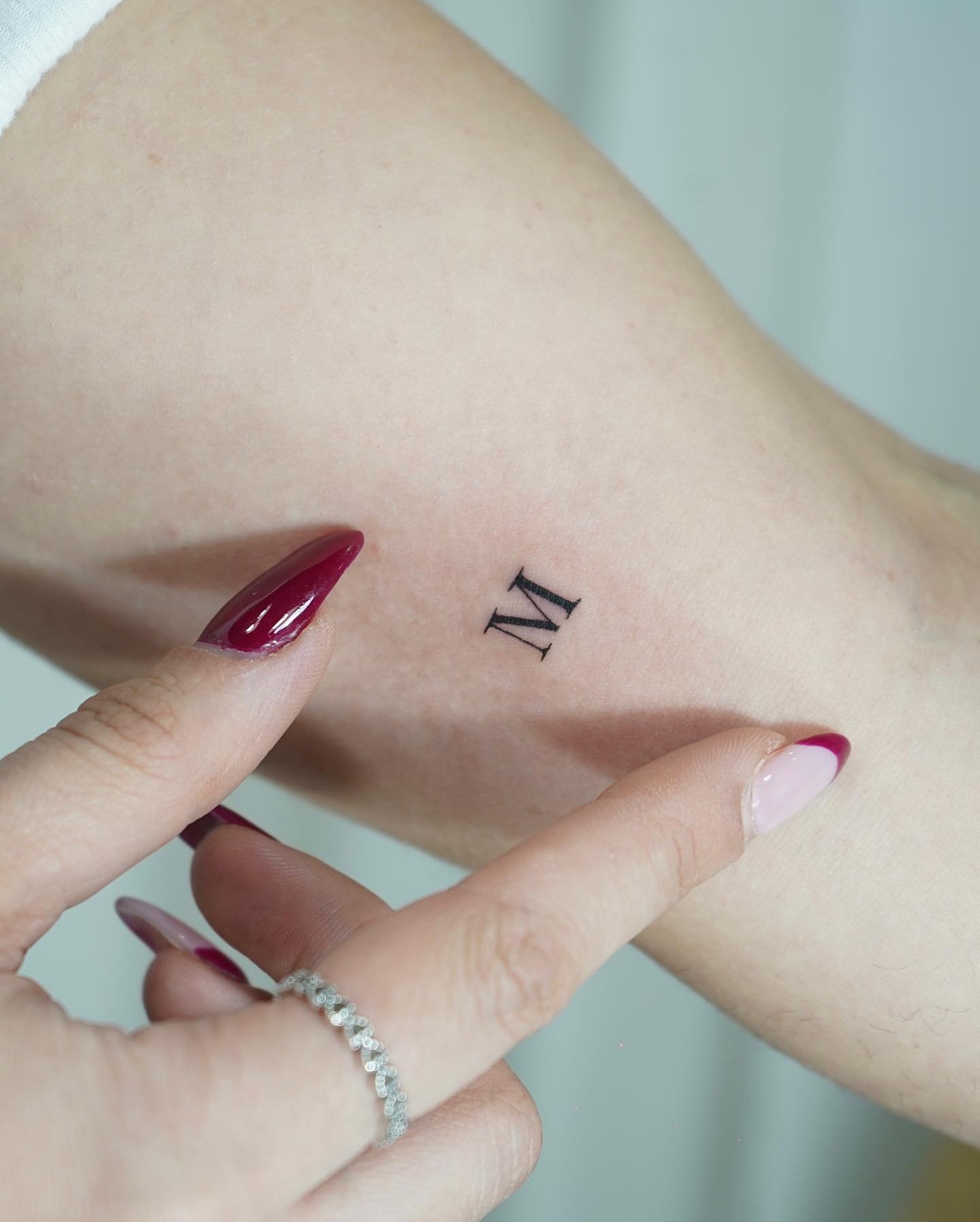 Tatuaje de frase en antebrazo, línea fina Sinkply Madrid