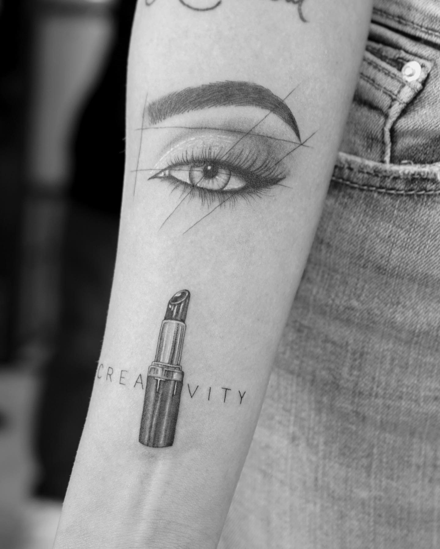 Tatuaje de frase en antebrazo, línea fina Sinkply Madrid