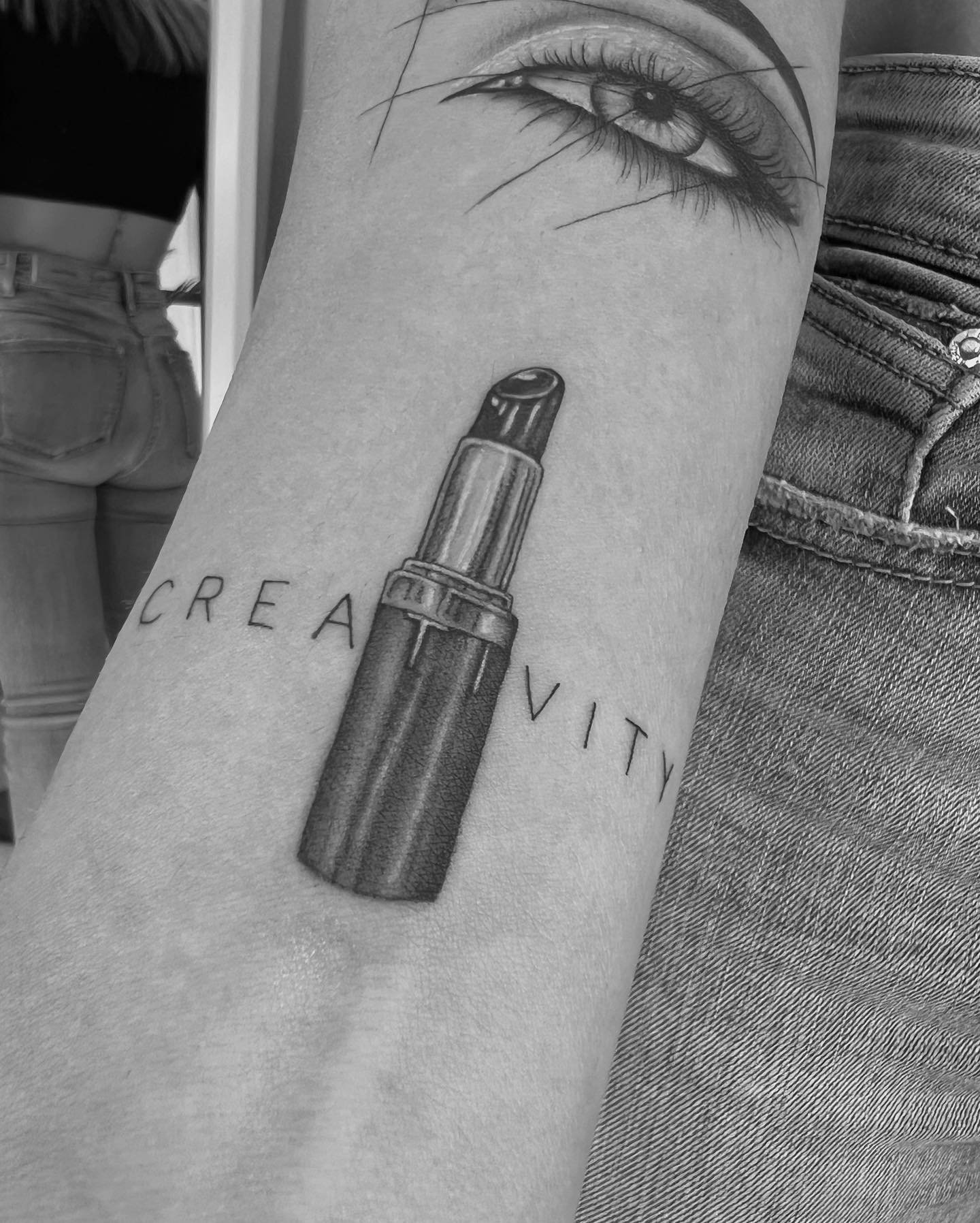 Tatuaje de frase en antebrazo, línea fina Sinkply Madrid