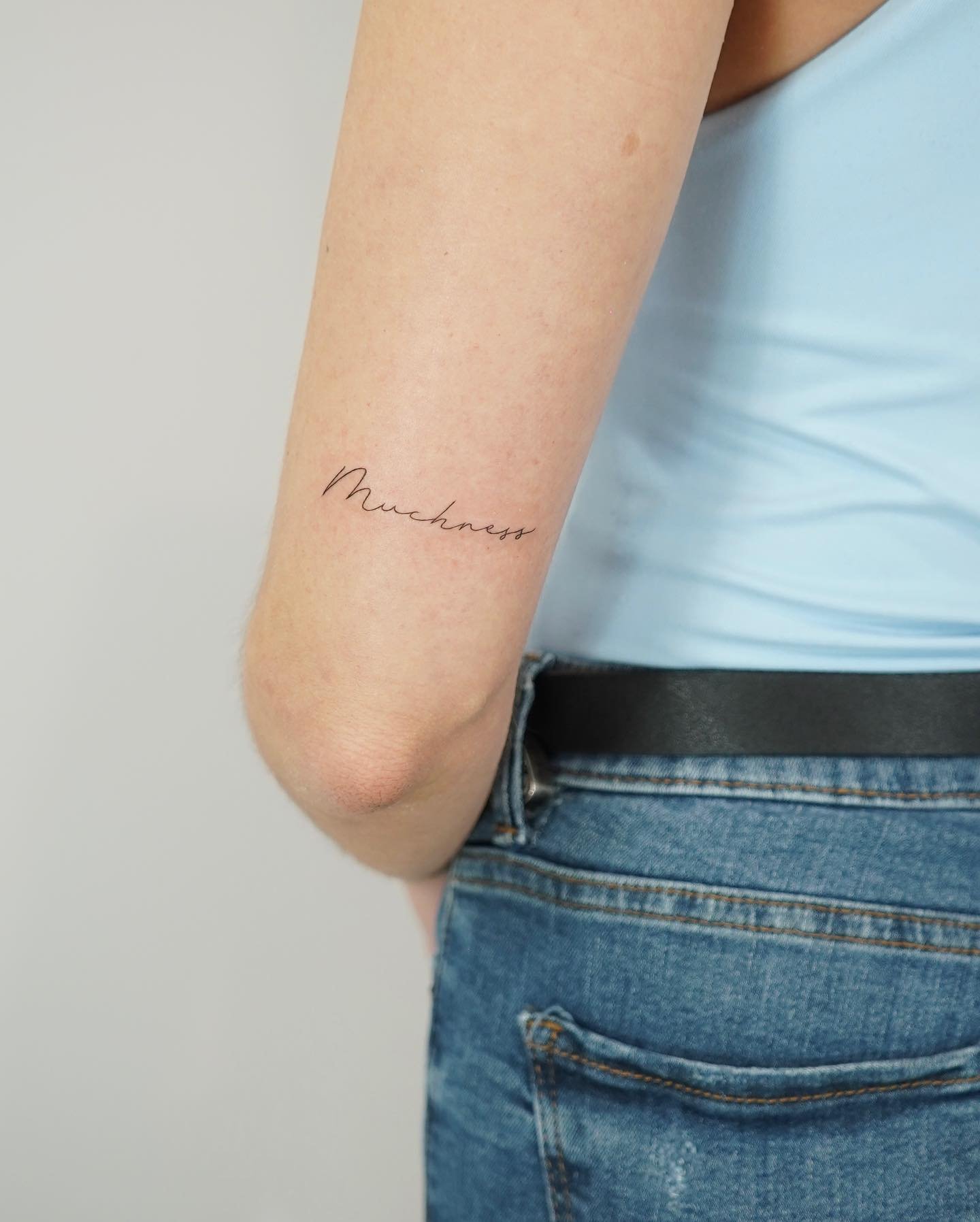 Tatuaje de frase en antebrazo, línea fina Sinkply Madrid