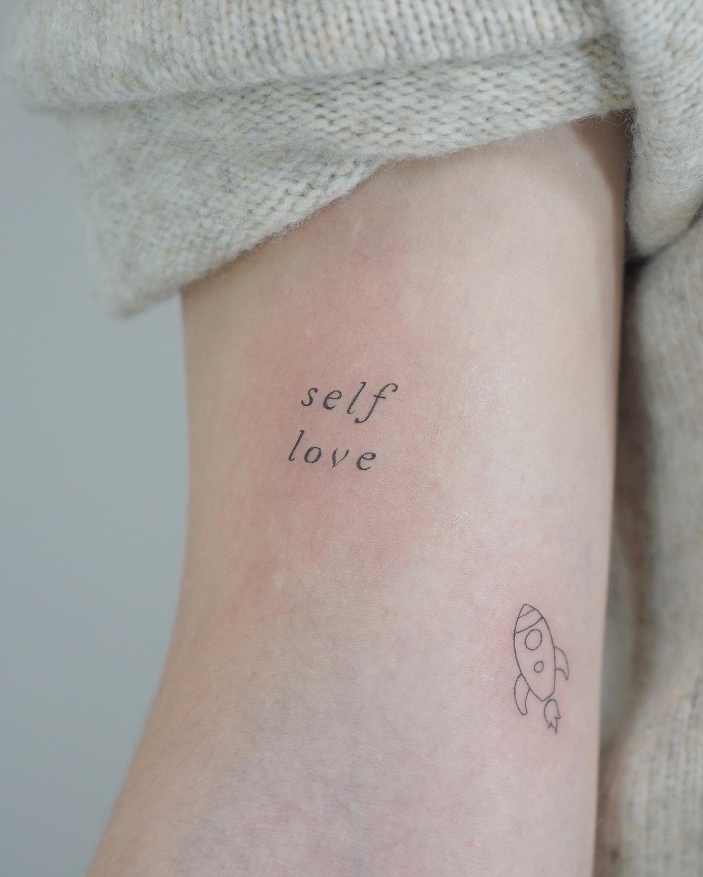 Tatuaje de frase en antebrazo, línea fina Sinkply Madrid