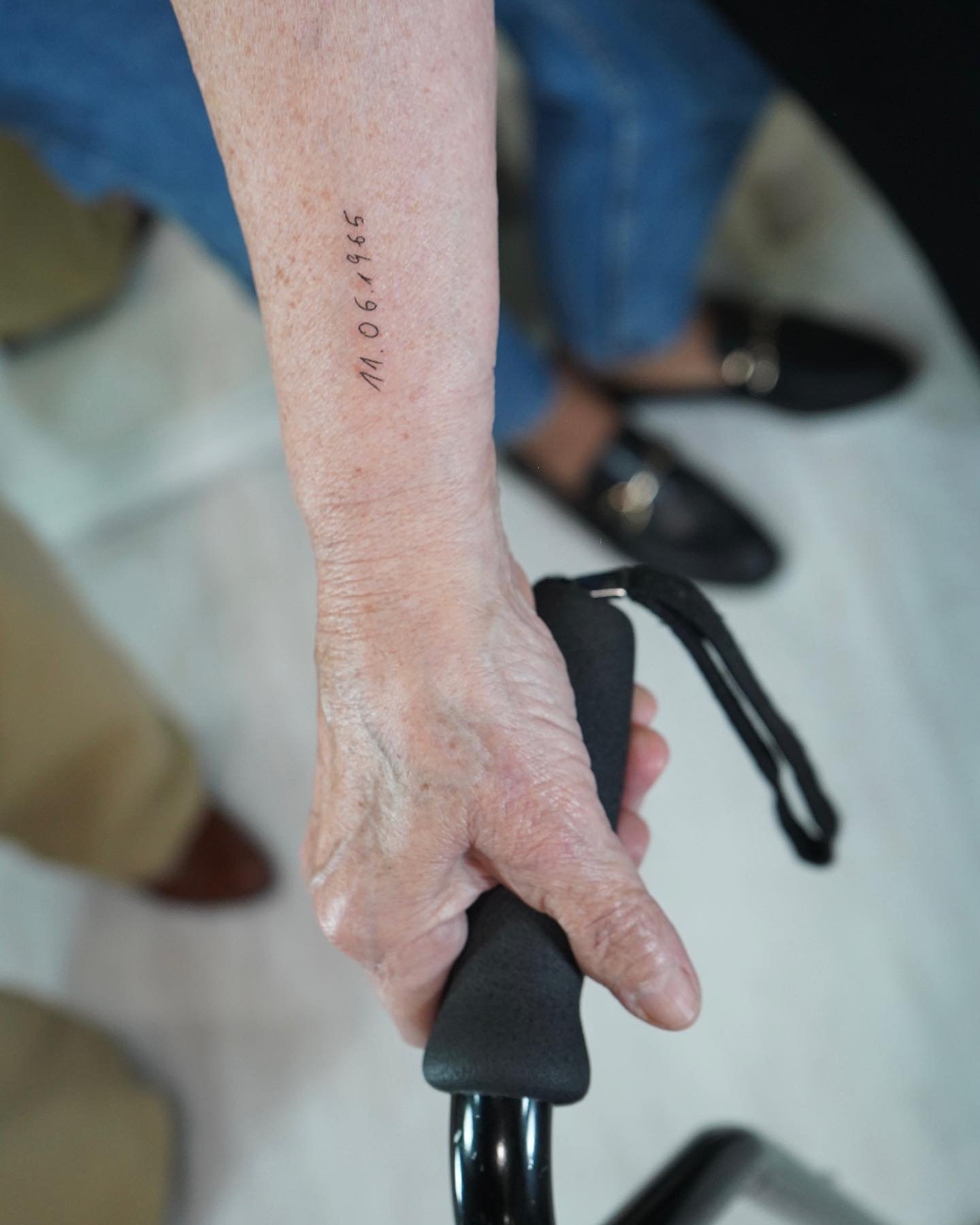 Tatuaje de frase en antebrazo, línea fina Sinkply Madrid