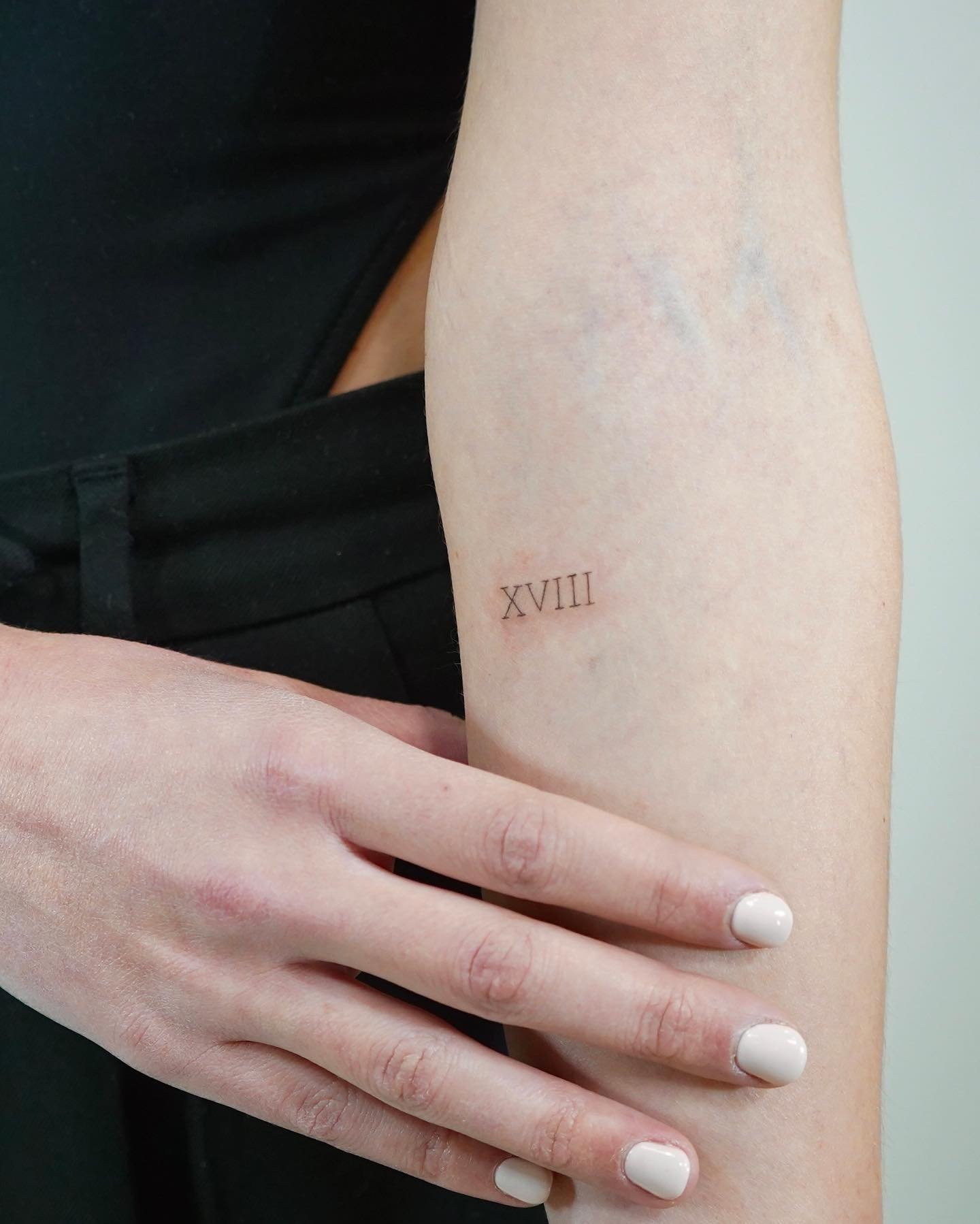 Tatuaje de frase en antebrazo, línea fina Sinkply Madrid